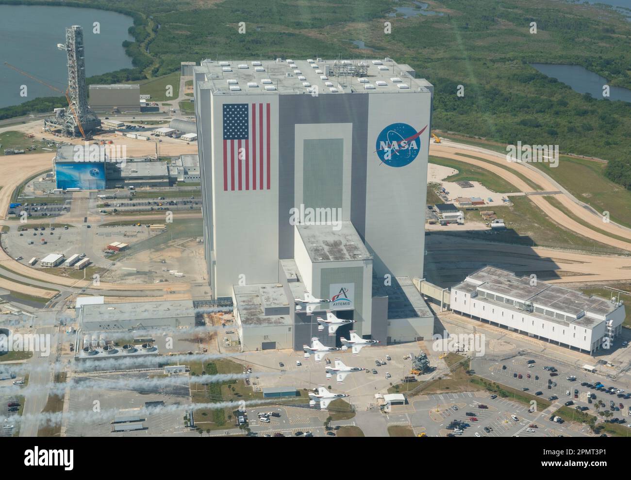 Die US Air Force Air Demonstration Squadron „Thunderbirds“ fliegt über das John F. Kennedy Space Center, Florida, 13. April 2023. Die Thunderbirds waren in der Stadt für die Cocoa Beach Air Show, die sich an Floridas „Space Coast“ befindet, einer Gegend, die als NASA-Heimatbasis für bemannte Missionen zum Mond und das Space Shuttle bekannt ist. (USA Air Force Foto von Staff Sgt. Dakota Carter) Stockfoto