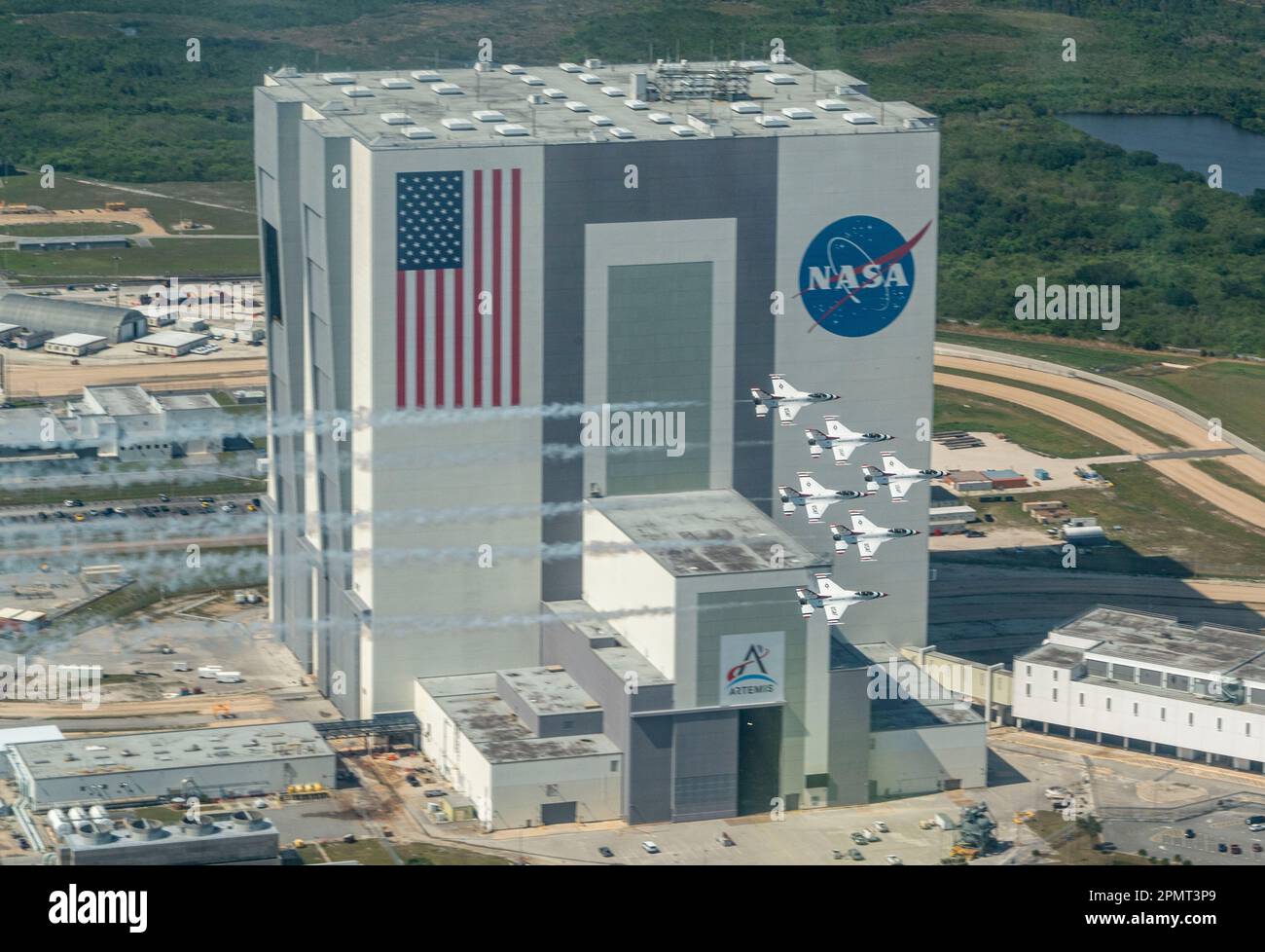 Die US Air Force Air Demonstration Squadron „Thunderbirds“ fliegt über das John F. Kennedy Space Center, Florida, 13. April 2023. Die Thunderbirds waren in der Stadt für die Cocoa Beach Air Show, die sich an Floridas „Space Coast“ befindet, einer Gegend, die als NASA-Heimatbasis für bemannte Missionen zum Mond und das Space Shuttle bekannt ist. (USA Air Force Foto von Staff Sgt. Dakota Carter) Stockfoto