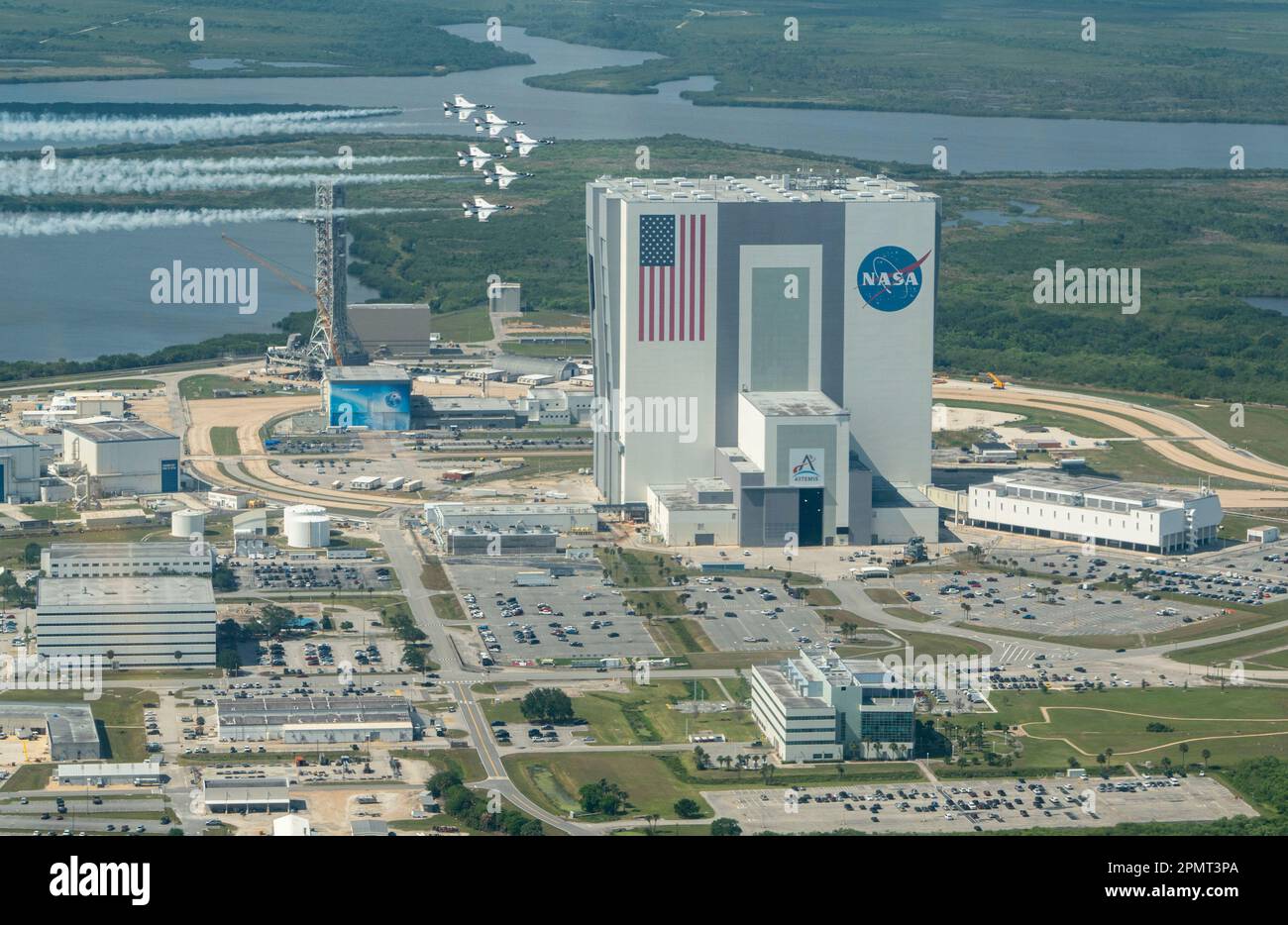 Die US Air Force Air Demonstration Squadron „Thunderbirds“ fliegt über das John F. Kennedy Space Center, Florida, 13. April 2023. Die Thunderbirds waren in der Stadt für die Cocoa Beach Air Show, die sich an Floridas „Space Coast“ befindet, einer Gegend, die als NASA-Heimatbasis für bemannte Missionen zum Mond und das Space Shuttle bekannt ist. (USA Air Force Foto von Staff Sgt. Dakota Carter) Stockfoto