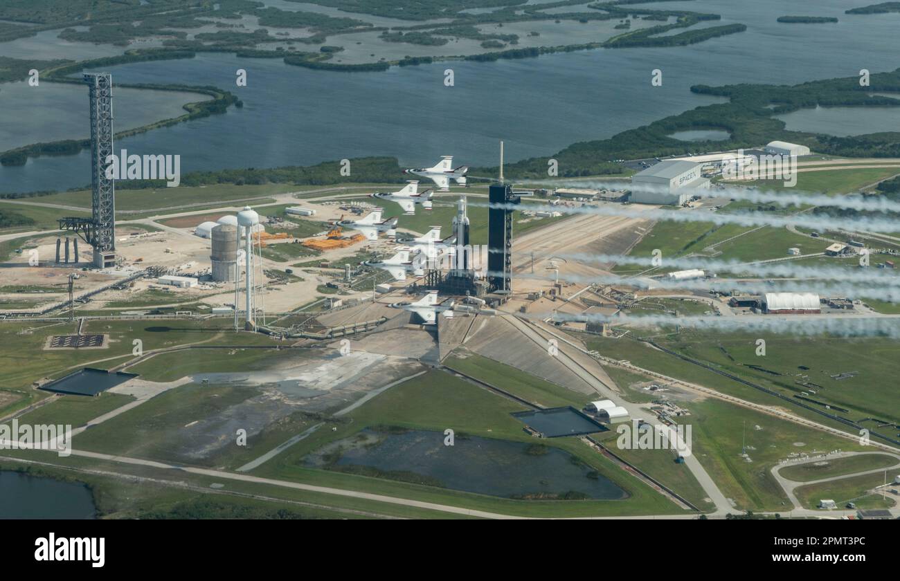 Die US Air Force Air Demonstration Squadron „Thunderbirds“ fliegt über das John F. Kennedy Space Center, Florida, 13. April 2023. Die Thunderbirds waren in der Stadt für die Cocoa Beach Air Show, die sich an Floridas „Space Coast“ befindet, einer Gegend, die als NASA-Heimatbasis für bemannte Missionen zum Mond und das Space Shuttle bekannt ist. (USA Air Force Foto von Staff Sgt. Dakota Carter) Stockfoto