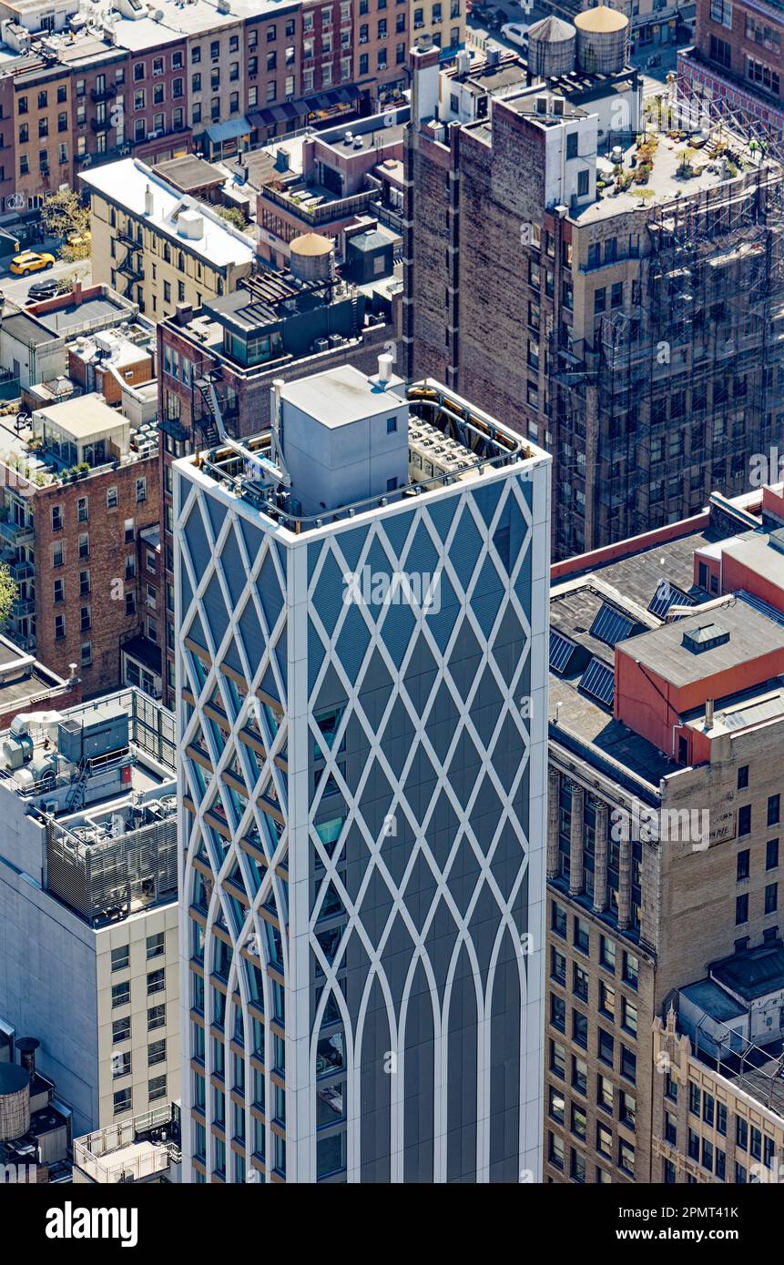 Blick von oben: 30 East 31. Street das weiße Terracotta-Gitter bildet ineinander greifende Bögen über Midtown Manhattan. Stockfoto