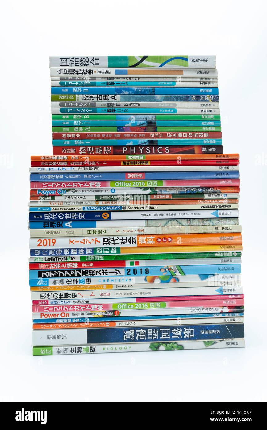 Fuji-Shi, Shizuoka-ken, Japan - 9. August 2022: Gestapelte japanische Schulbücher. Isoliert auf weißem Hintergrund. Stockfoto