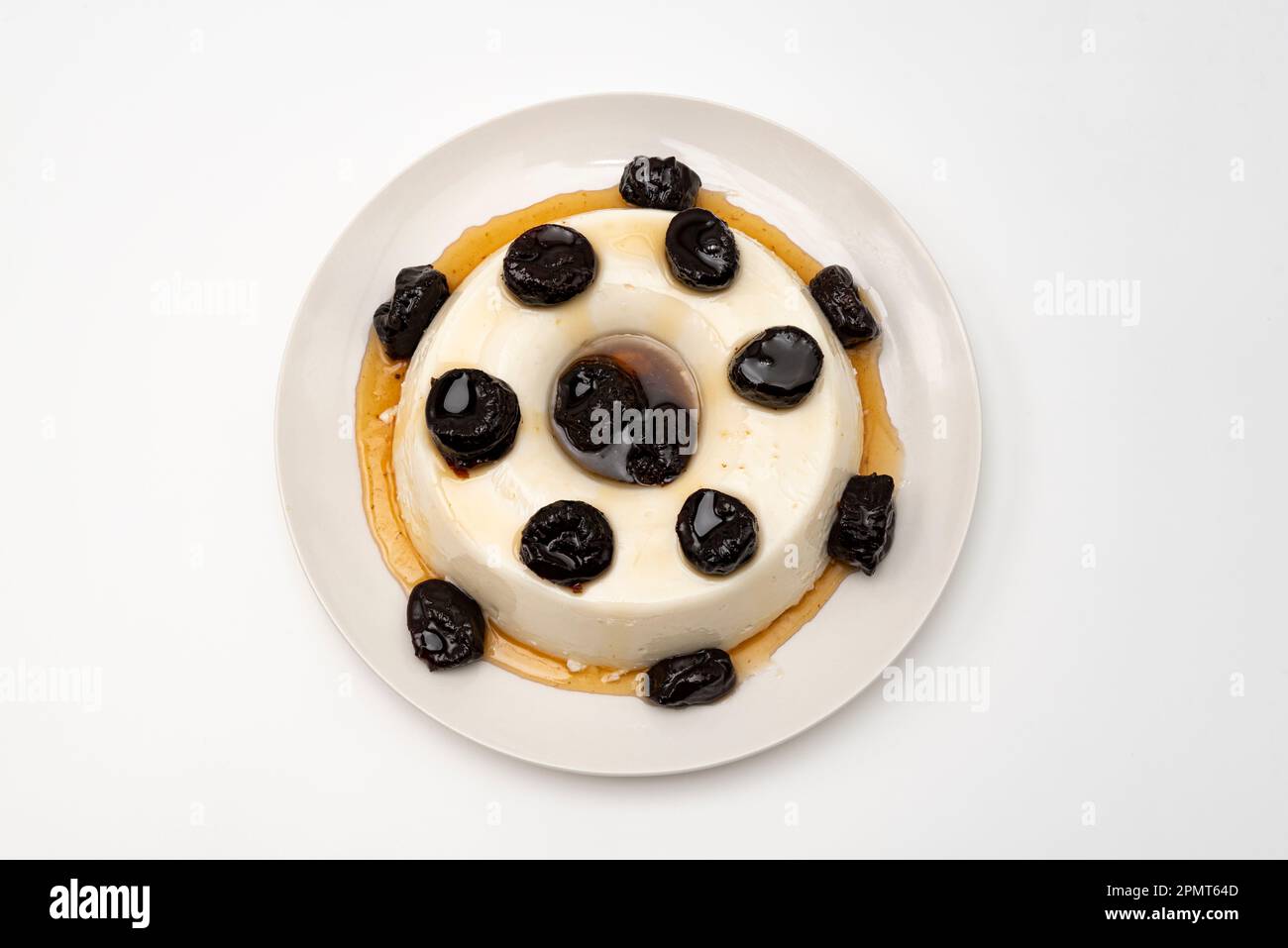 Köstliches hausgemachtes traditionelles brasilianisches Dessert, bekannt als „Manjar“ mit Pflaumensirup. Traditionell zu Weihnachten und Neujahr in Brasilien konsumiert. Stockfoto