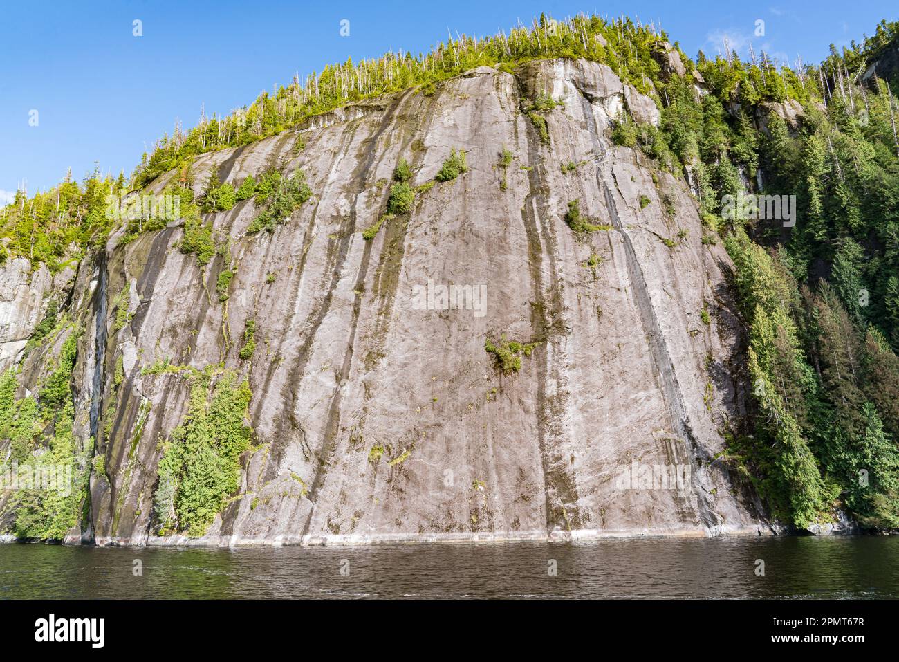 Steile Klippen entlang der Küste im Misty Fjords National Monument bei Ketchikan, Alaska Stockfoto