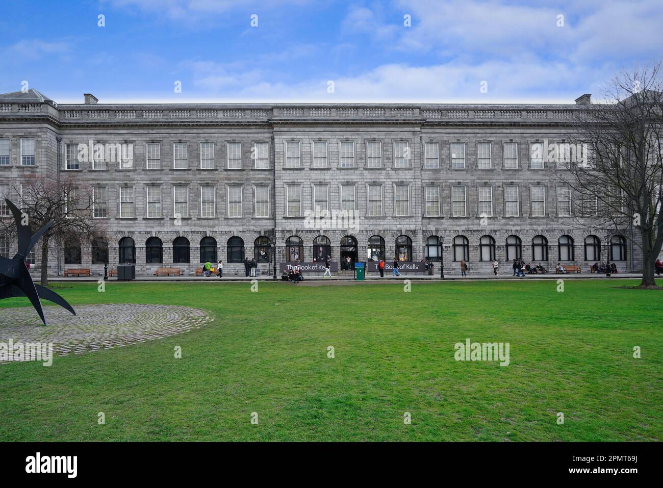 Trinity College Dublin, das Gebäude der Long Library, in dem sich das Buch der Kells befindet Stockfoto