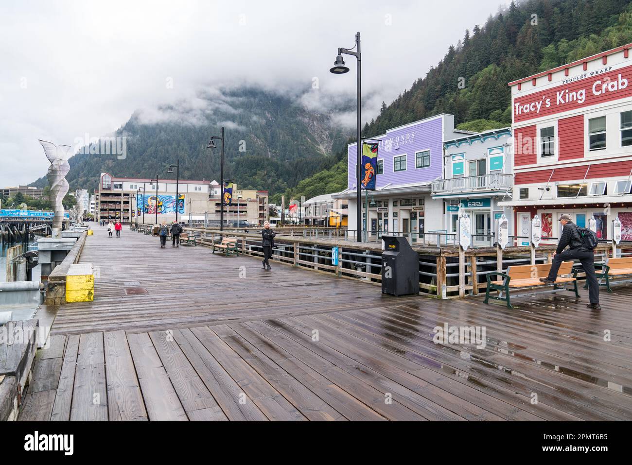 Juneau, AK - 8. September 2022: Geschäfte und Restaurants am historischen Ufer des Hafens von Juneau, Alaska Stockfoto