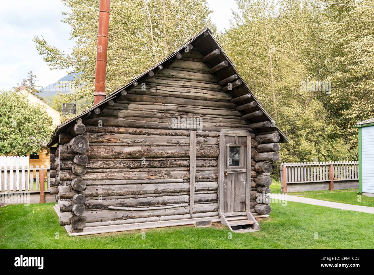 Skagway, AK - 7. September 2022: Außenansicht der historischen Moore Homestead Hütte, die 1887 von Captain William Moore erbaut wurde Stockfoto