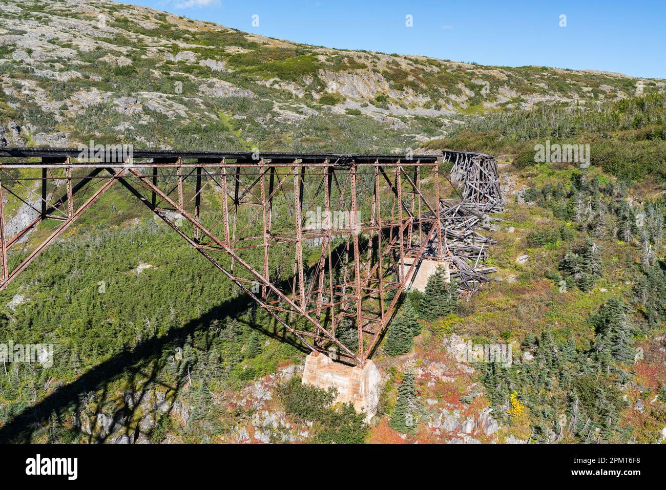 Alte verlassene und eingestürzte Eisenbahnbrücke entlang des White Pass in Alaska bei Skagway Stockfoto