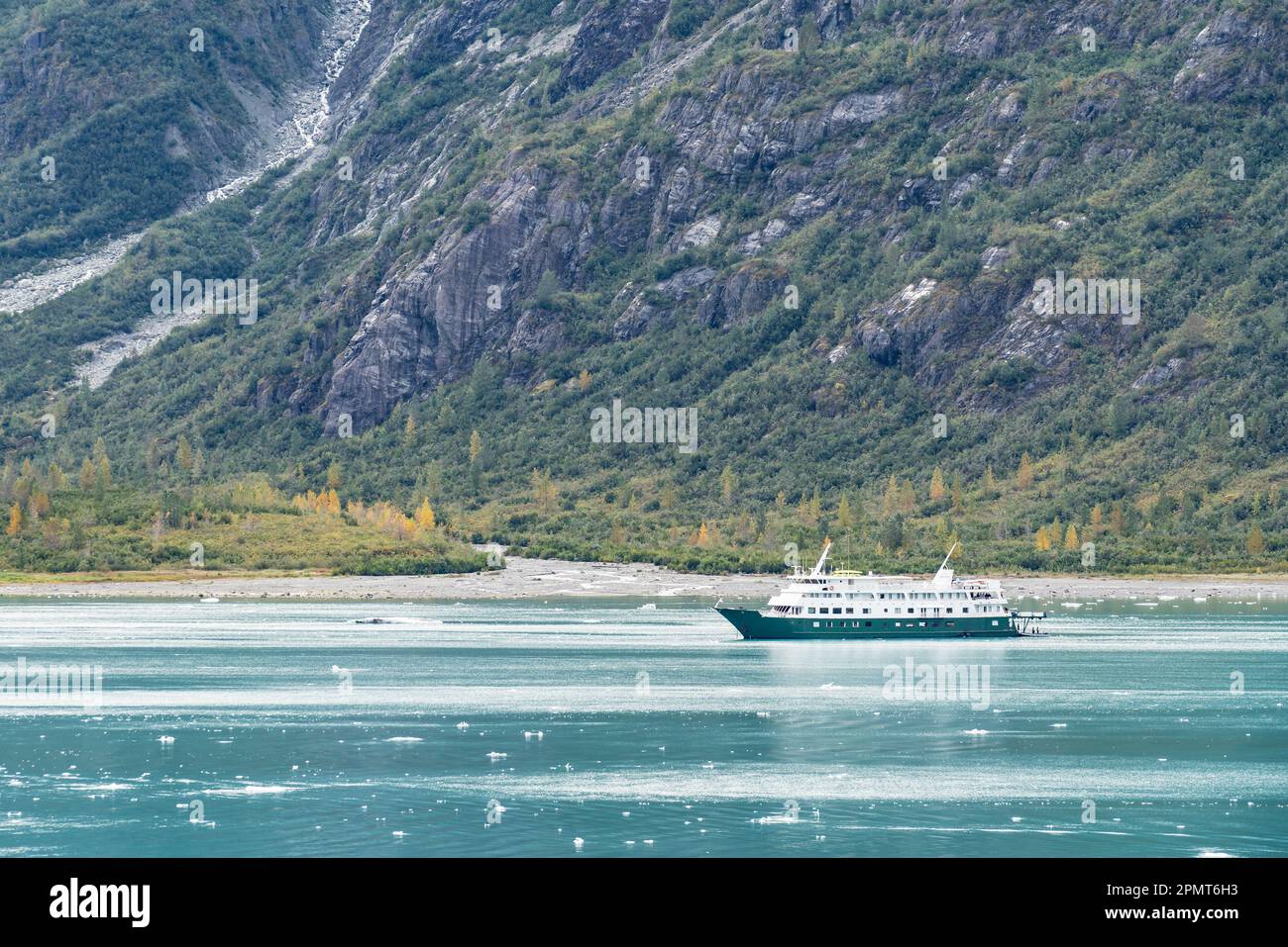 Kreuzfahrtschiff ankert im eisigen Wasser von Russell Fjord, Alaska Stockfoto