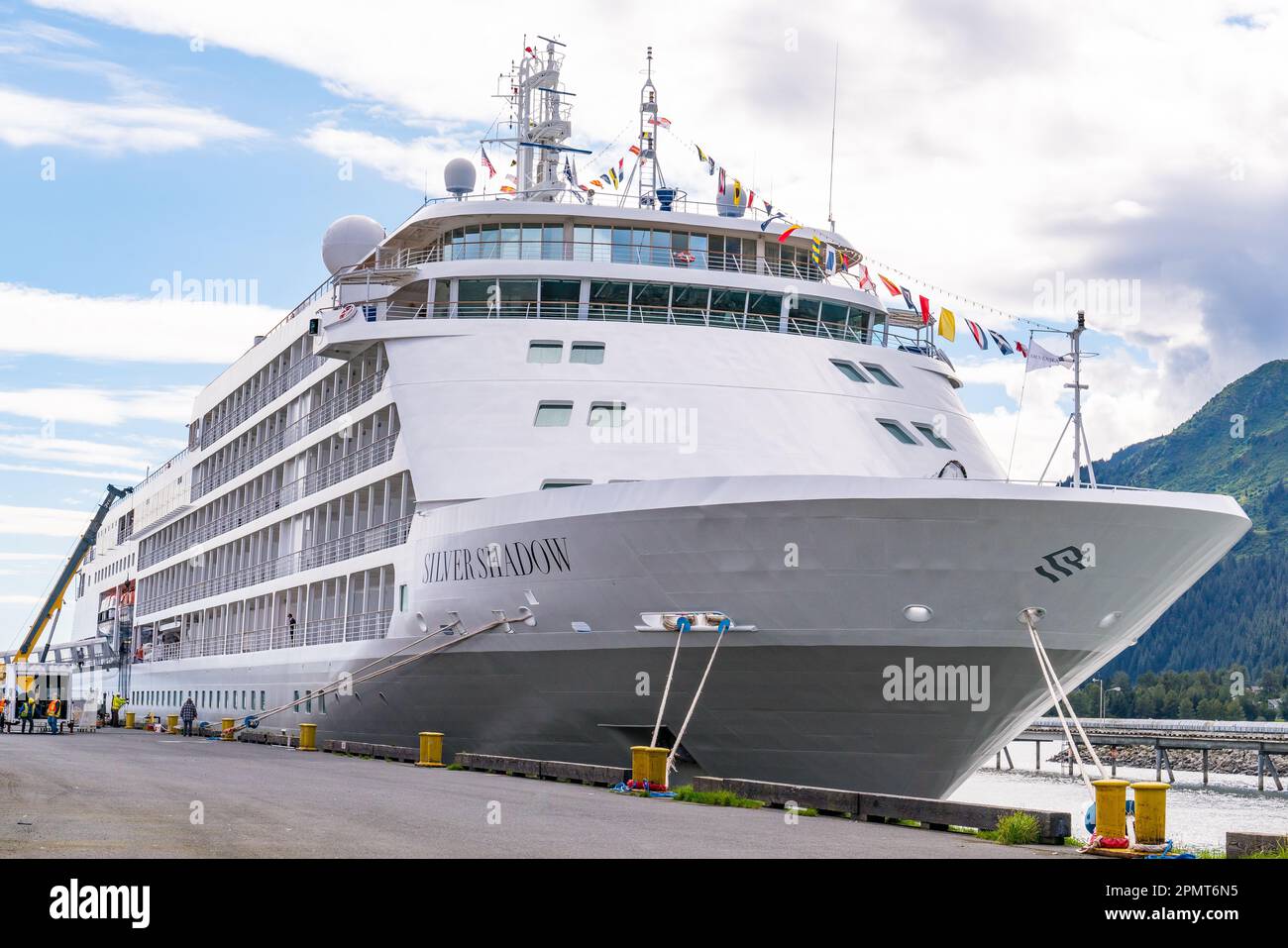 Seward, AK - 1. September 2022: Silver Shadow Cruise Ship, Teil der Silversea Cruise Line Flotte, angelegt in Seward, Alaska Stockfoto