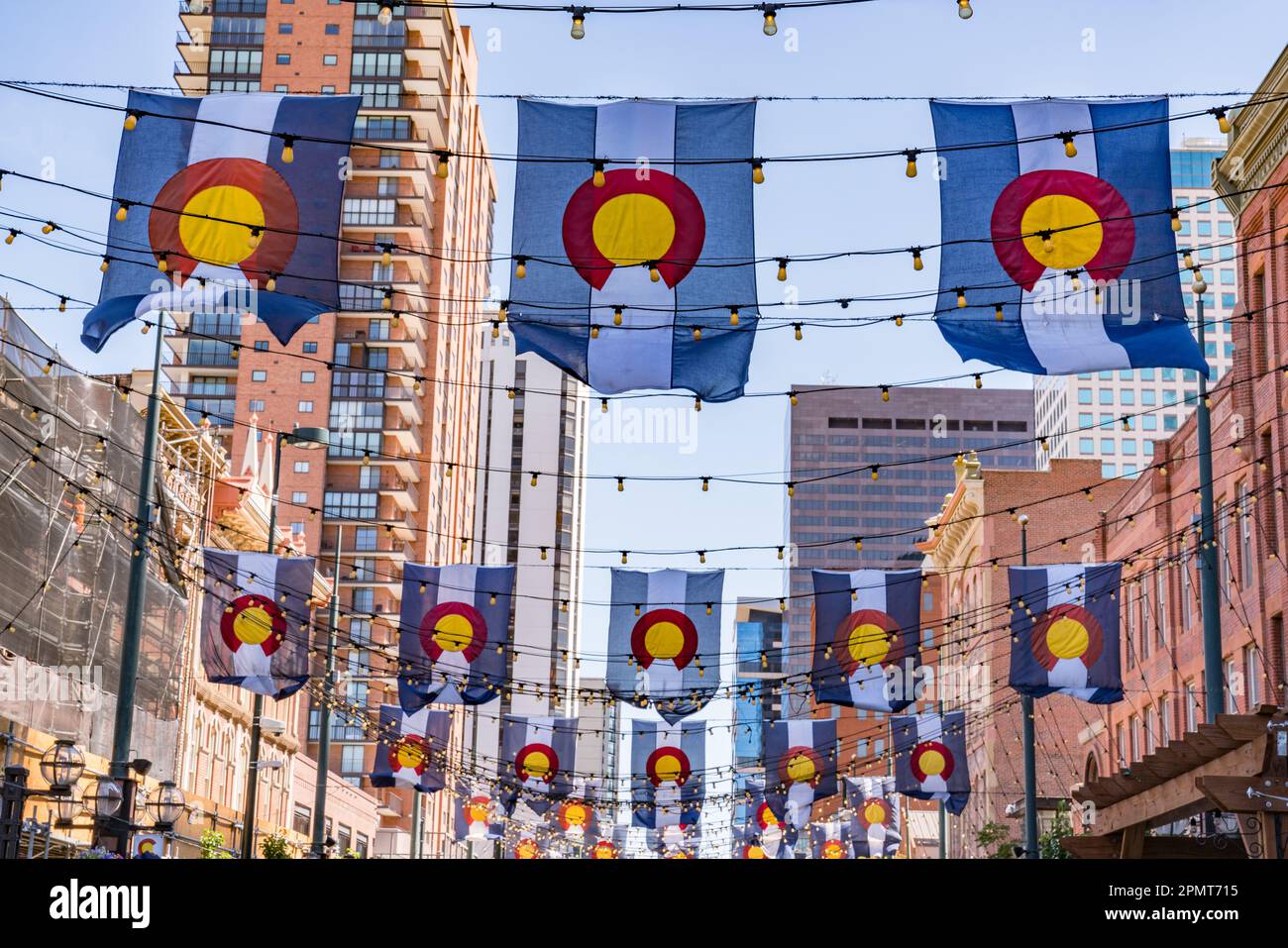 Denver, Colorado - 12. August 2022: Geschäfte und Restaurants säumen das historische Denkmalschutzviertel Larimer Square in der Innenstadt von Denver. Stockfoto