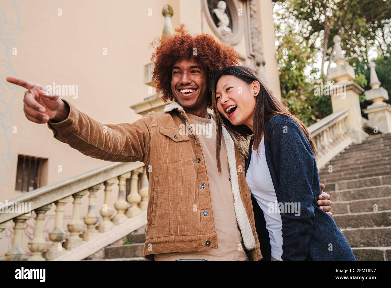Ein junges, multirassisches Paar, das auf einem romantischen Ausflug spazieren geht und Spaß hat. afroamerikanischer Freund und chinesische Freundin lächelnd, die Besichtigungstouren mit liebevoller Einstellung verbinden. Hochwertiges Foto Stockfoto