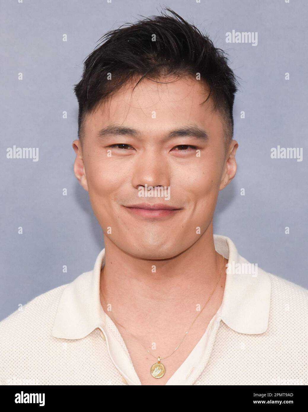 13. April 2023, Westwood, Kalifornien, USA: John Harlan Kim nimmt an der Premiere von Apple TV+ „The Last Thing He That Me“ Teil. (Kreditbild: © Billy Bennight/ZUMA Press Wire) NUR REDAKTIONELLE VERWENDUNG! Nicht für den kommerziellen GEBRAUCH! Stockfoto