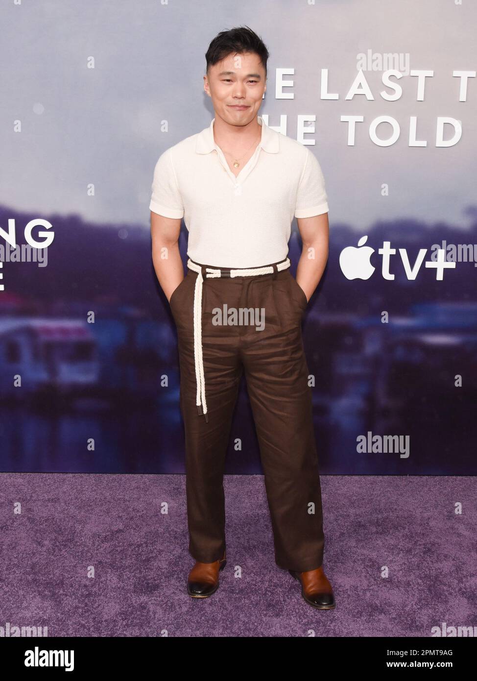 13. April 2023, Westwood, Kalifornien, USA: John Harlan Kim nimmt an der Premiere von Apple TV+ „The Last Thing He That Me“ Teil. (Kreditbild: © Billy Bennight/ZUMA Press Wire) NUR REDAKTIONELLE VERWENDUNG! Nicht für den kommerziellen GEBRAUCH! Stockfoto