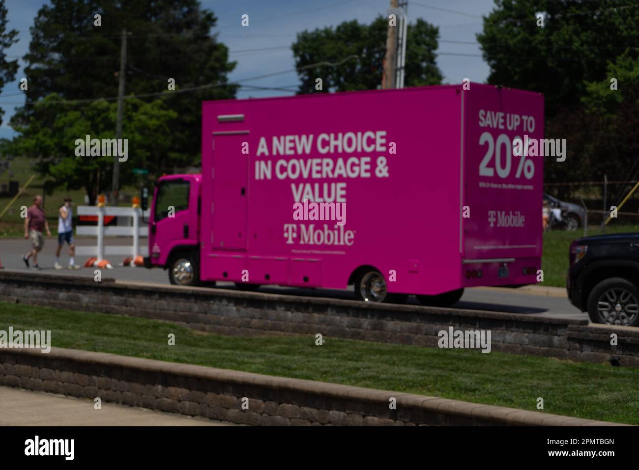 Johnson City, Tennessee, Usa 2022-06-04 Blue Plum Festival: Gründerpark: Rosa Truck. Stockfoto