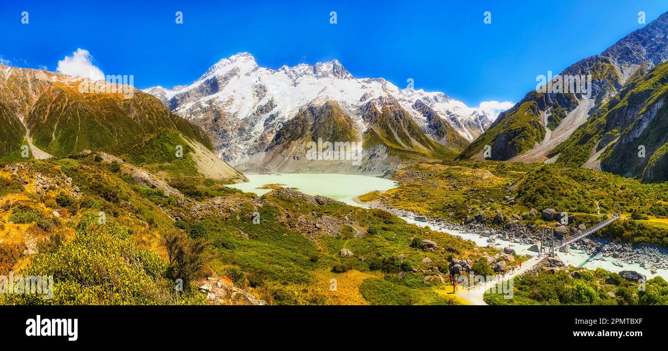 Malerisches Hooker Valley Panorama zum Mount Cook am Mueller Lake und Hängebrücke über den Tasman River. Stockfoto