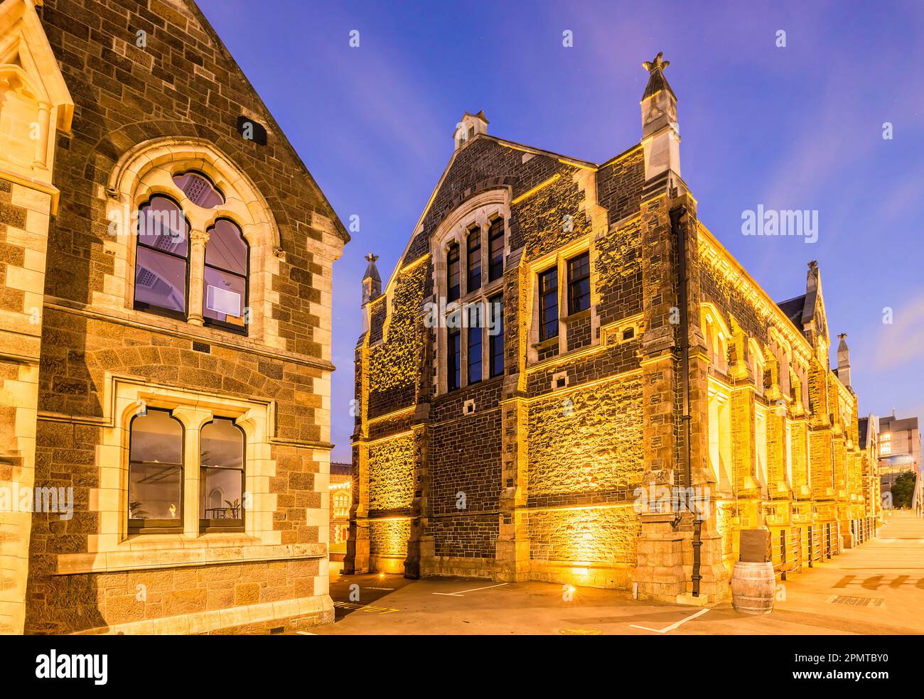 Historische Gebäude im Zentrum von Christchurch, Australien, bei Sonnenuntergang im öffentlichen Bezirk. Stockfoto