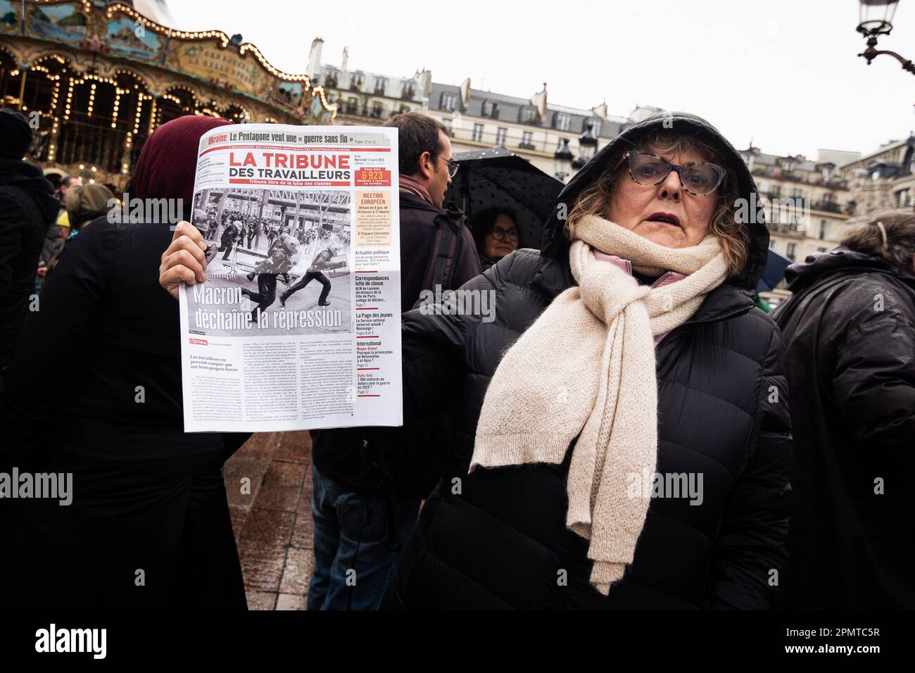 Paris, Frankreich. 14. April 2023. Eine Demonstrantin hält während der Demonstration ein Plakat, auf dem sie ihre Meinung zum Ausdruck bringt. Der französische Verfassungsrat hat das unpopuläre Gesetz der Regierung Macron gebilligt, das Rentenalter auf 64 Jahre anzuheben. In Paris protestierten Tausende in der Nähe des Hotels de Ville und nahmen die Straßen, um Proteste und Zusammenstöße mit der Polizei zu saugen. (Foto: Telmo Pinto/SOPA Images/Sipa USA) Guthaben: SIPA USA/Alamy Live News Stockfoto
