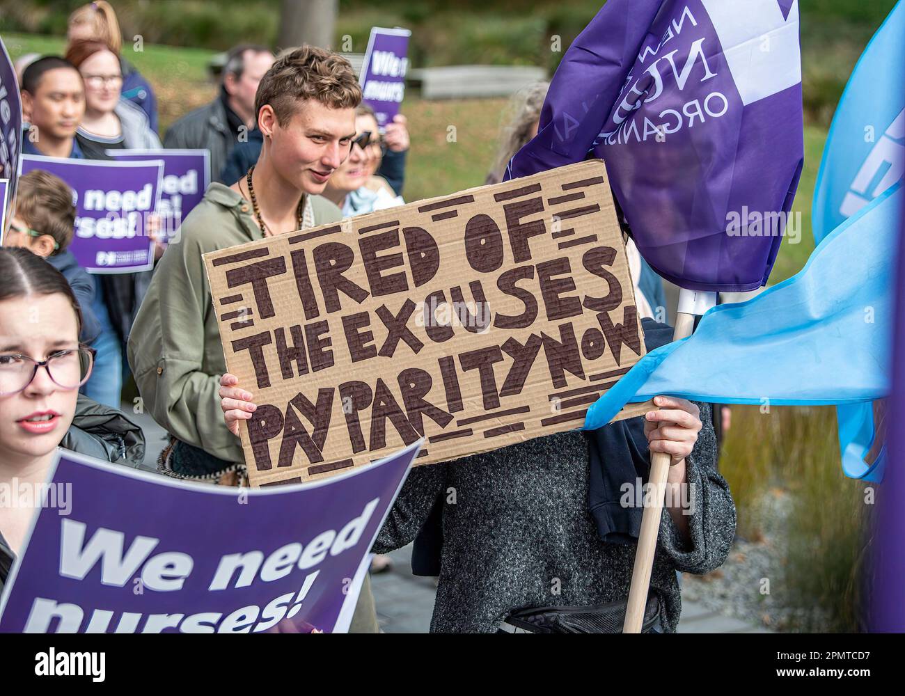 Christchurch, Neuseeland. 15. April 2023. Tausende von Krankenschwestern, Hebammen und Krankenpflegeassistenten demonstrieren in ganz Neuseeland und fordern die Regierung auf, eine von ihnen als Krankenpflege- und Gesundheitskrise bezeichnete Krise anzugehen. (Kreditbild: © PJ Heller/ZUMA Press Wire) NUR REDAKTIONELLE VERWENDUNG! Nicht für den kommerziellen GEBRAUCH! Stockfoto