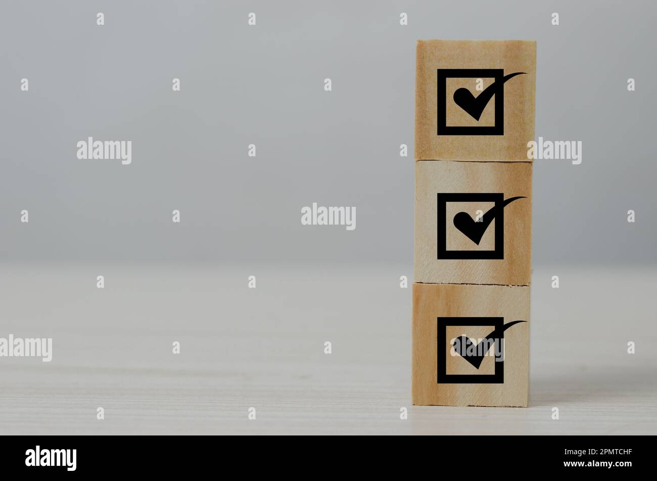 Checklistenkonzept, Holzwürfel mit Symbolen. Unternehmensweite Vorschriften und Compliance. Qualitätskontrollmanagement. ISO-Zertifizierung, Servicequalität w Stockfoto