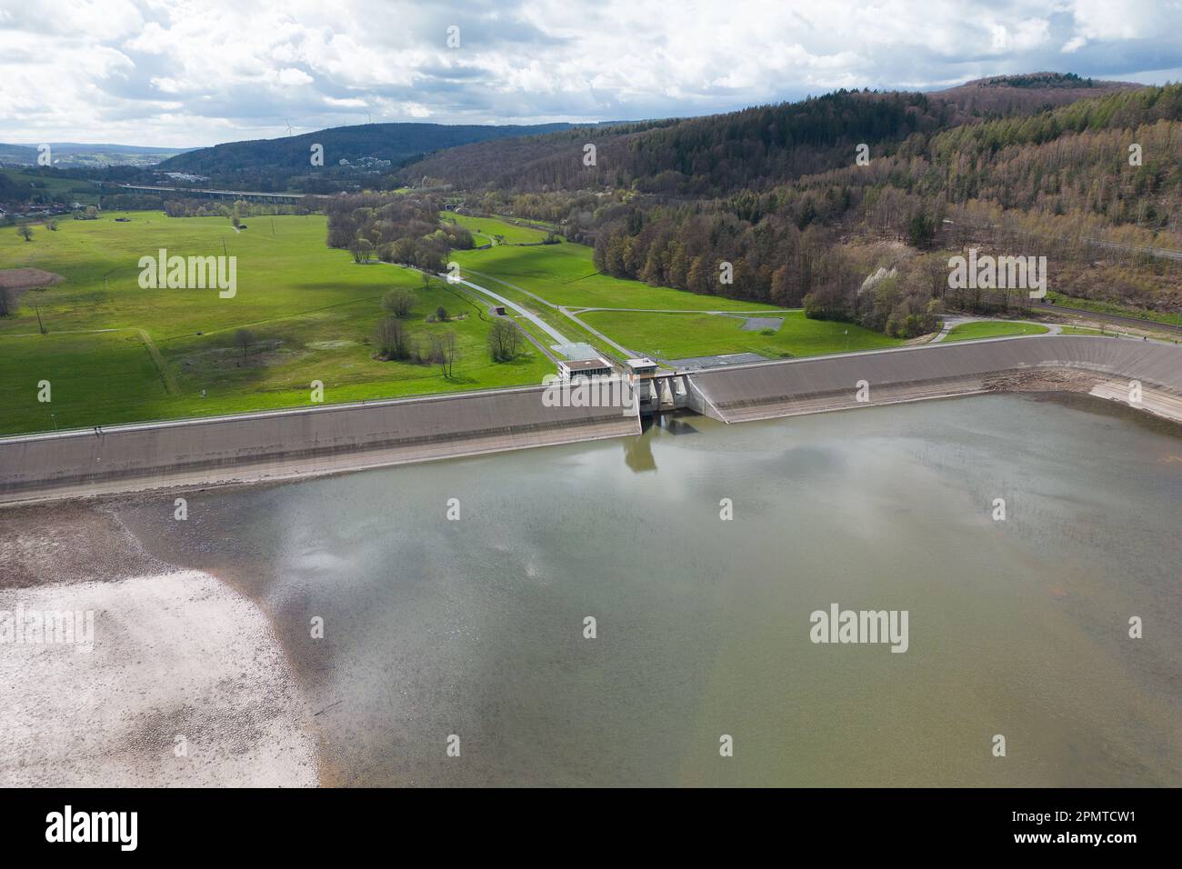 PRODUKTION - 13. April 2023, Hessen, Bad Soden-Salmünster: Kleine Wasserstände im Reservoir der Kinzigtalsperre (Foto mit Drohne). Seit Mitte 2022 wurde der Behälter aufgrund einer alle 20 Jahre stattfindenden Sicherheitsinspektion zu einem gewissen Grad entleert. Nach der erzwungenen Winterpause sollen die umfassende Sicherheitsüberprüfung der Kinzigtalsperre und die damit verbundene Rehabilitation fortgesetzt werden. (Zu dpa 'die Arbeit an der Kinzigtalsperre geht nach den Winterferien weiter') Foto: Sebastian Gollnow/dpa Stockfoto