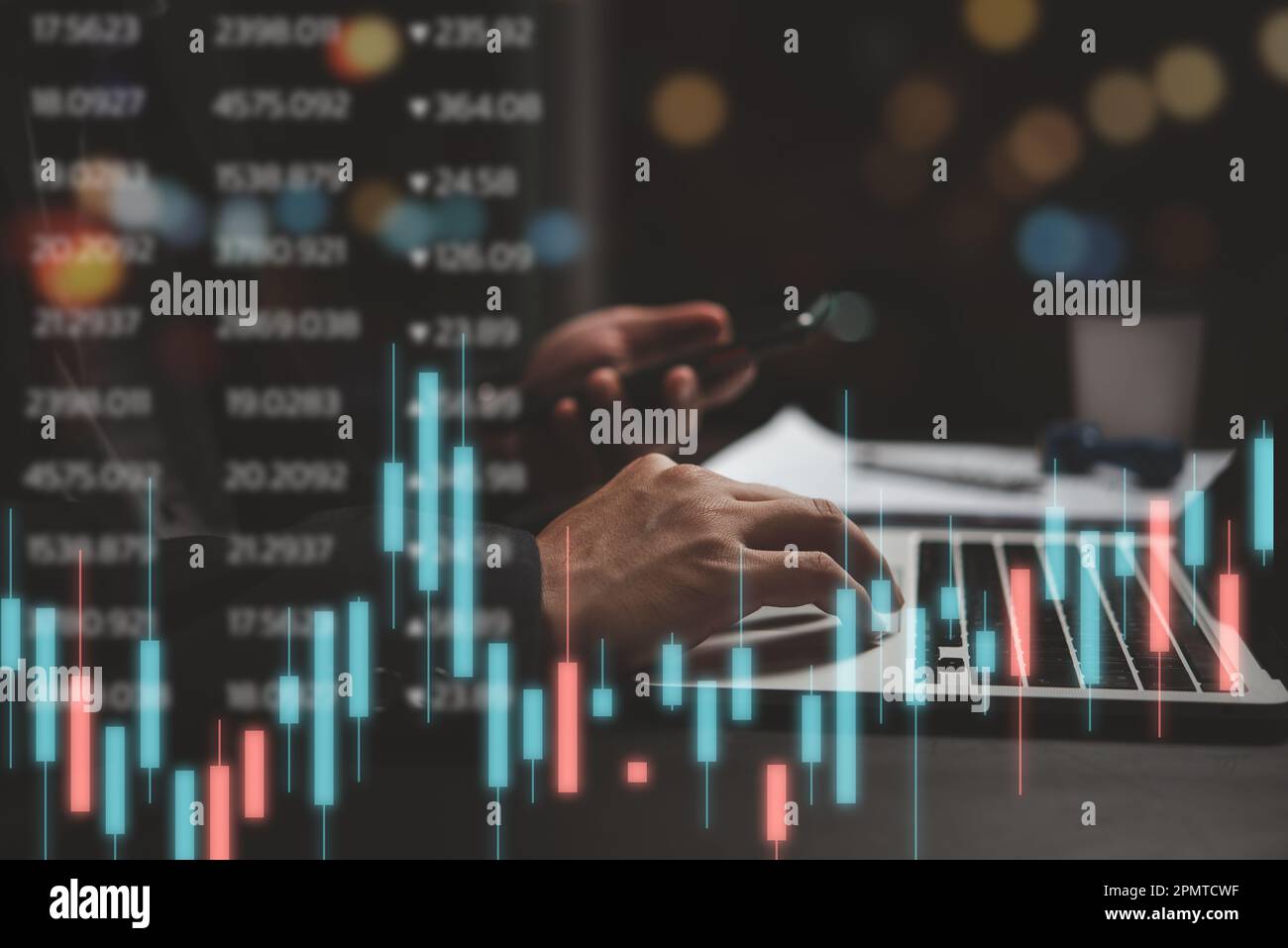 Börsendiagramm und -Indikator, Kerzenhalter-Diagramm und Computerbildschirm für den Aktienhandel. Business Financial Investment Exchange und Devisenkonzept. Stockfoto