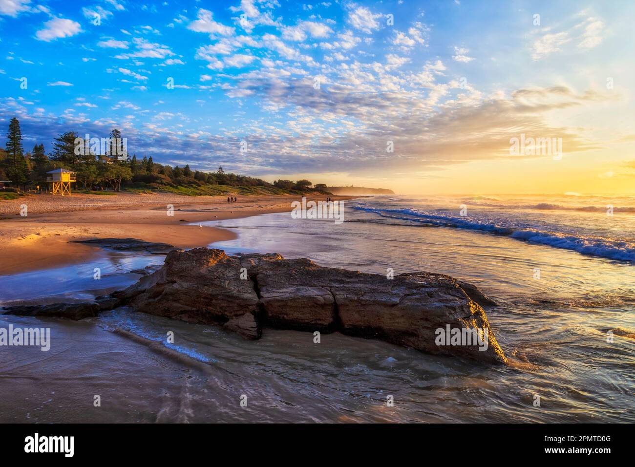 Farbenfrohe, malerische Sonnenaufgänge am Caves Beach von Australien an der Pazifikküste. Stockfoto
