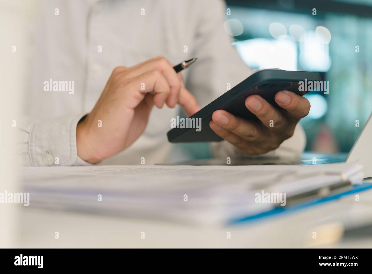Mann mit Smartphone und working.education und Technologiekonzept, Student arbeitet, Freelance. Stockfoto