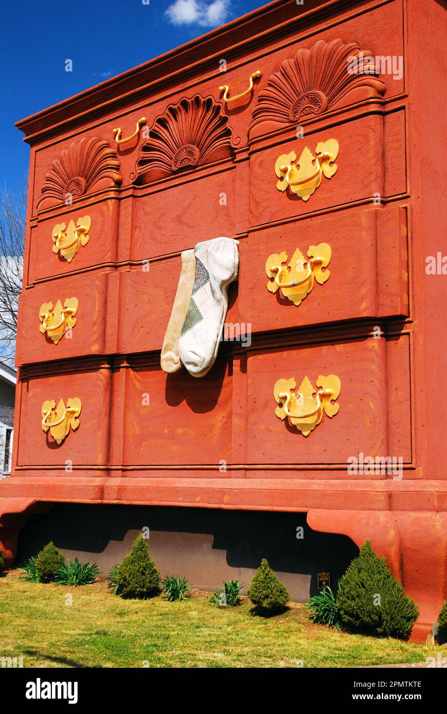 Eine unechte Socke hängt über einer offenen Schublade auf der größten Kommode in High Point, North Carolina, die zu Ehren der Möbelmacher gebaut wurde Stockfoto