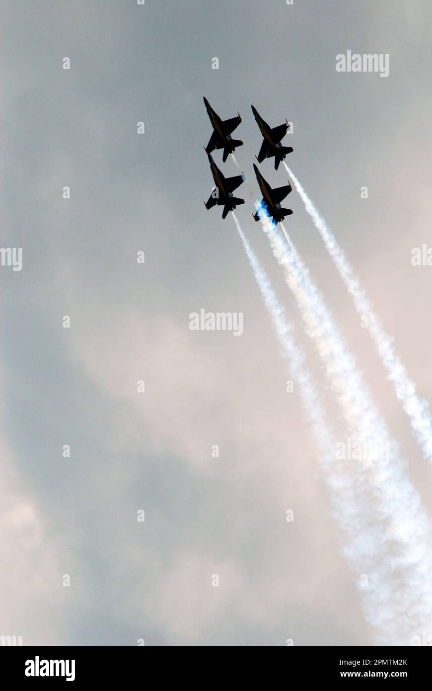 Eine Gruppe von vier F-14-Kampfflugzeugen fliegt in einer Diamantenformation über dem Himmel von Wantagh New York Stockfoto