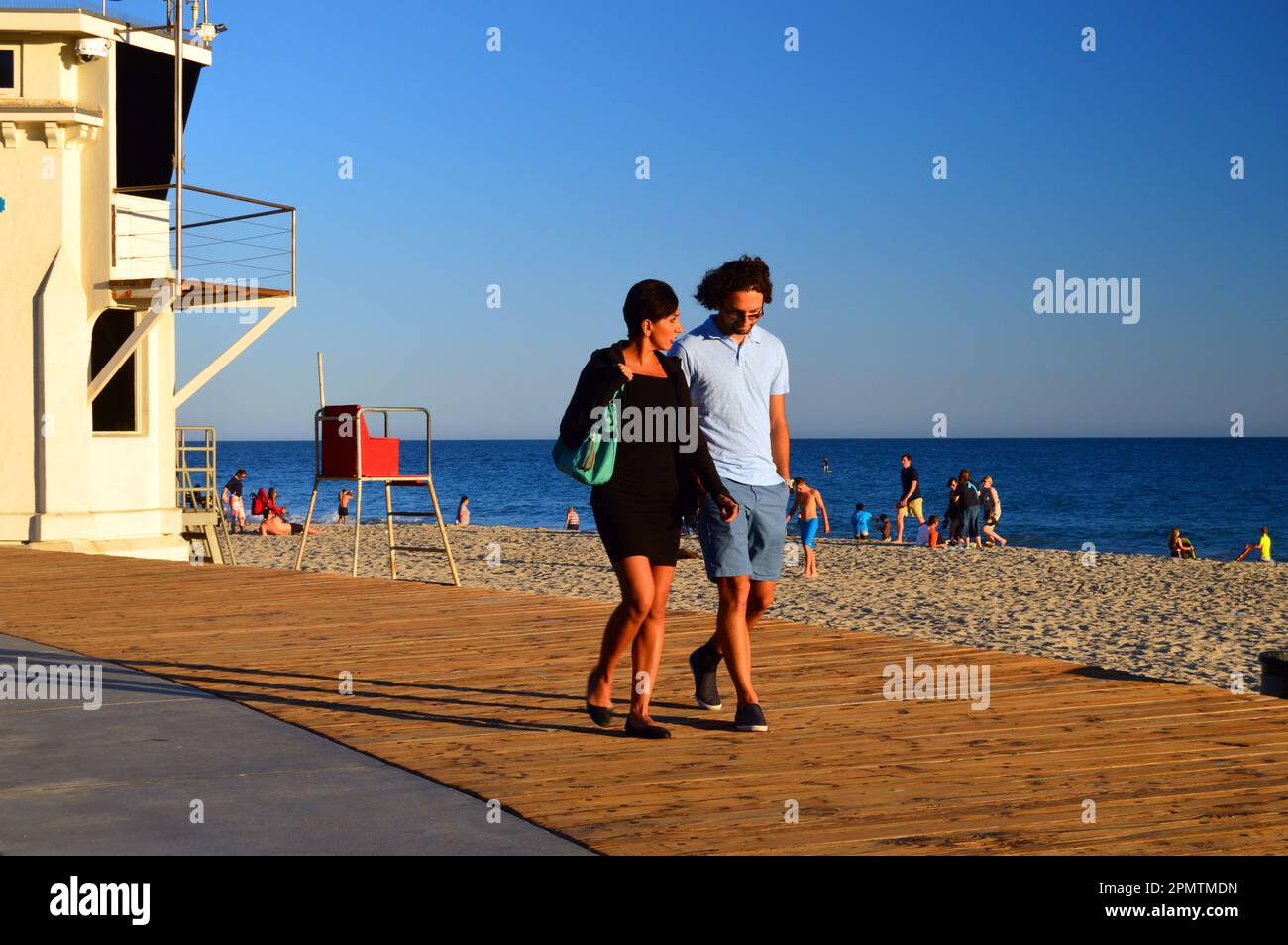 Ein junges erwachsenes Paar macht einen romantischen Spaziergang auf der Promenade von Laguna Beach, Kalifornien, und genießt einen sonnigen Sommertag an der Küste Stockfoto
