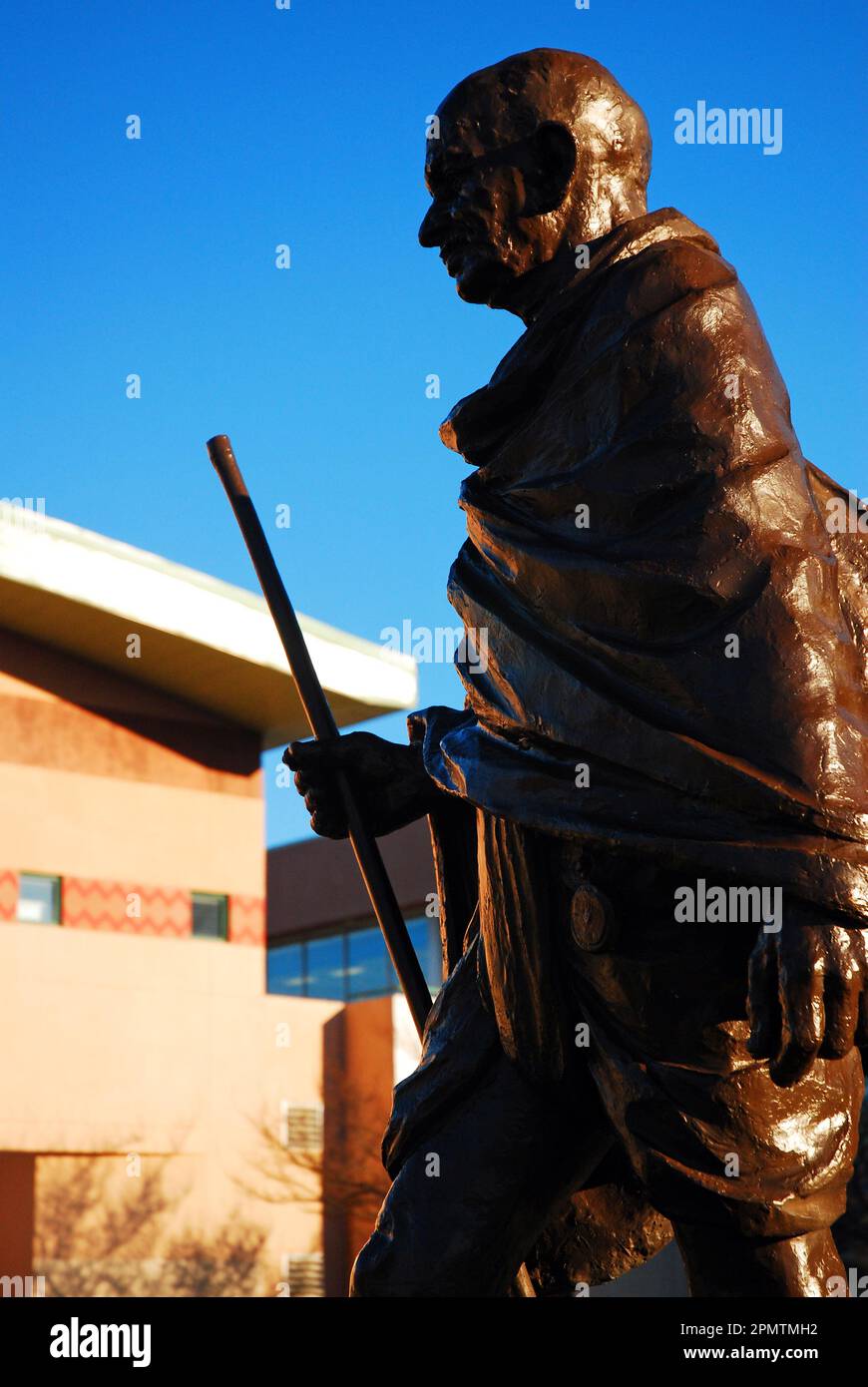 Atlanta, GA, USA 1. März 2011 Vor dem Martin Luther King steht Eine Skulptur des indischen Philosophen und Bürgerrechtsführers Mahatma Gandhi Stockfoto