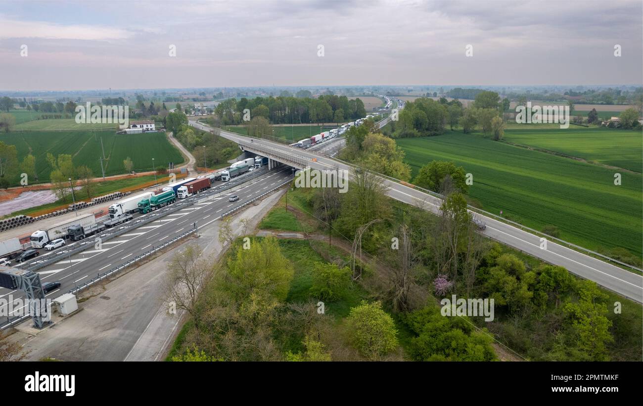 Piacenza, Italien - 13. April 2023 Stau auf der Autobahn während der Rushhou in der Autostrada del Sole, italien bei Piacenza Stockfoto