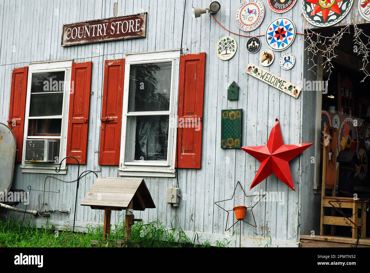 In Reading Pennsylvania, einem Kunsthandwerksladen für Antiquitäten und ländliche Handwerksbetriebe, sind Folkkunst und Kunsthandwerk der Amish spezialisiert und an der Außenwand zu sehen Stockfoto
