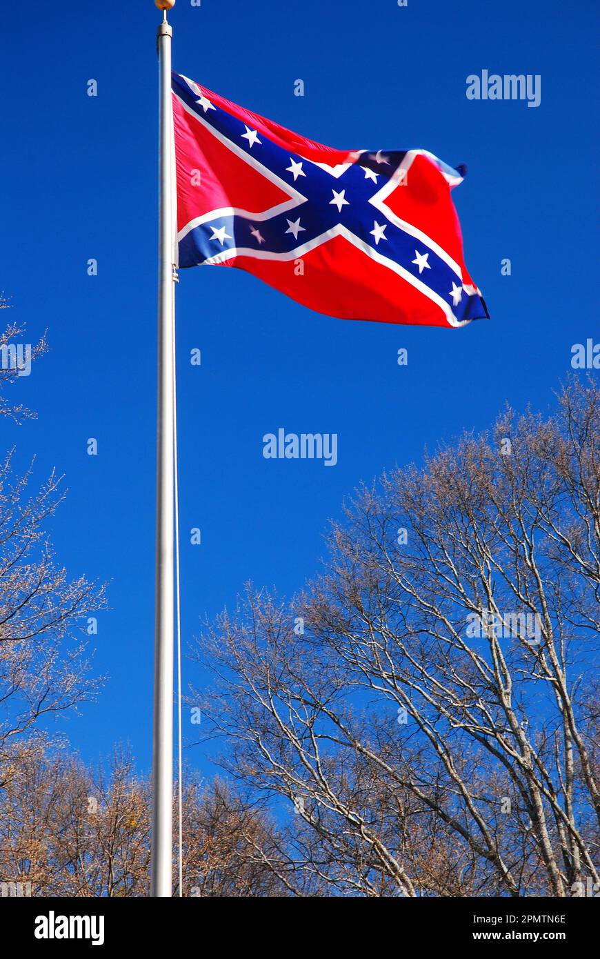 Eine Konföderiertenflagge fliegt über einem Friedhof in der Nähe eines Schlachtfeldes des Amerikanischen Bürgerkriegs Stockfoto