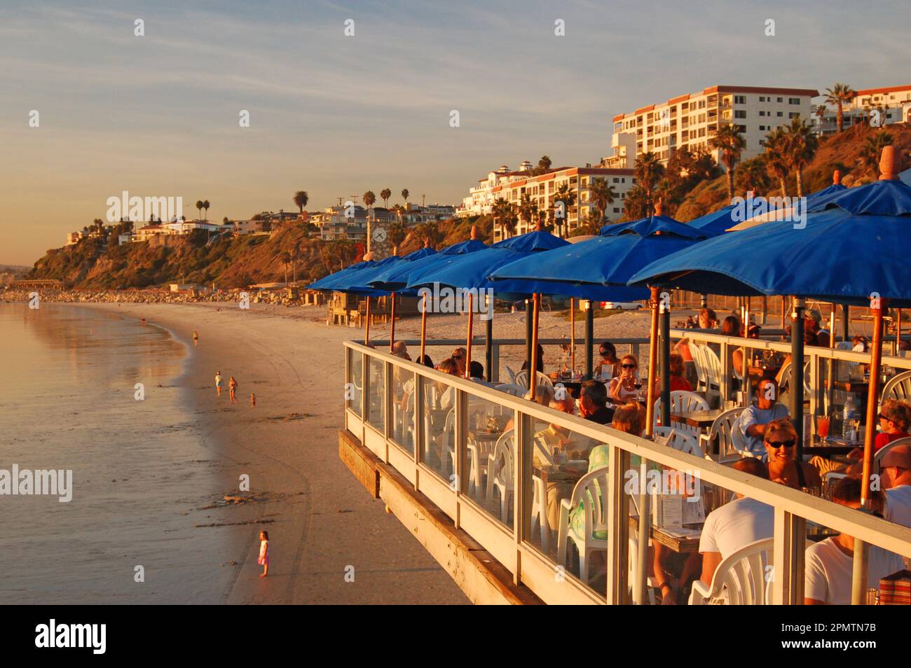 Am Pier in San Clemente, Kalifornien, gibt es zahlreiche Restaurants, von denen aus man einen tollen Blick auf den Ozean und die untergehende Sonne hat Stockfoto