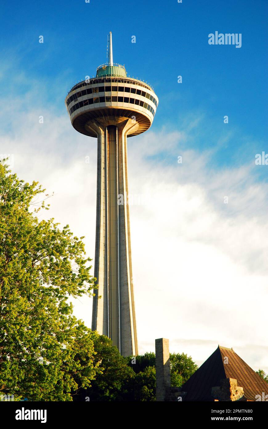 Der Skylon Tower in Niagara Falls, Ontario, Kanada, bietet einen unvergleichlichen Blick auf den Wasserfall in und die Umgebung Stockfoto