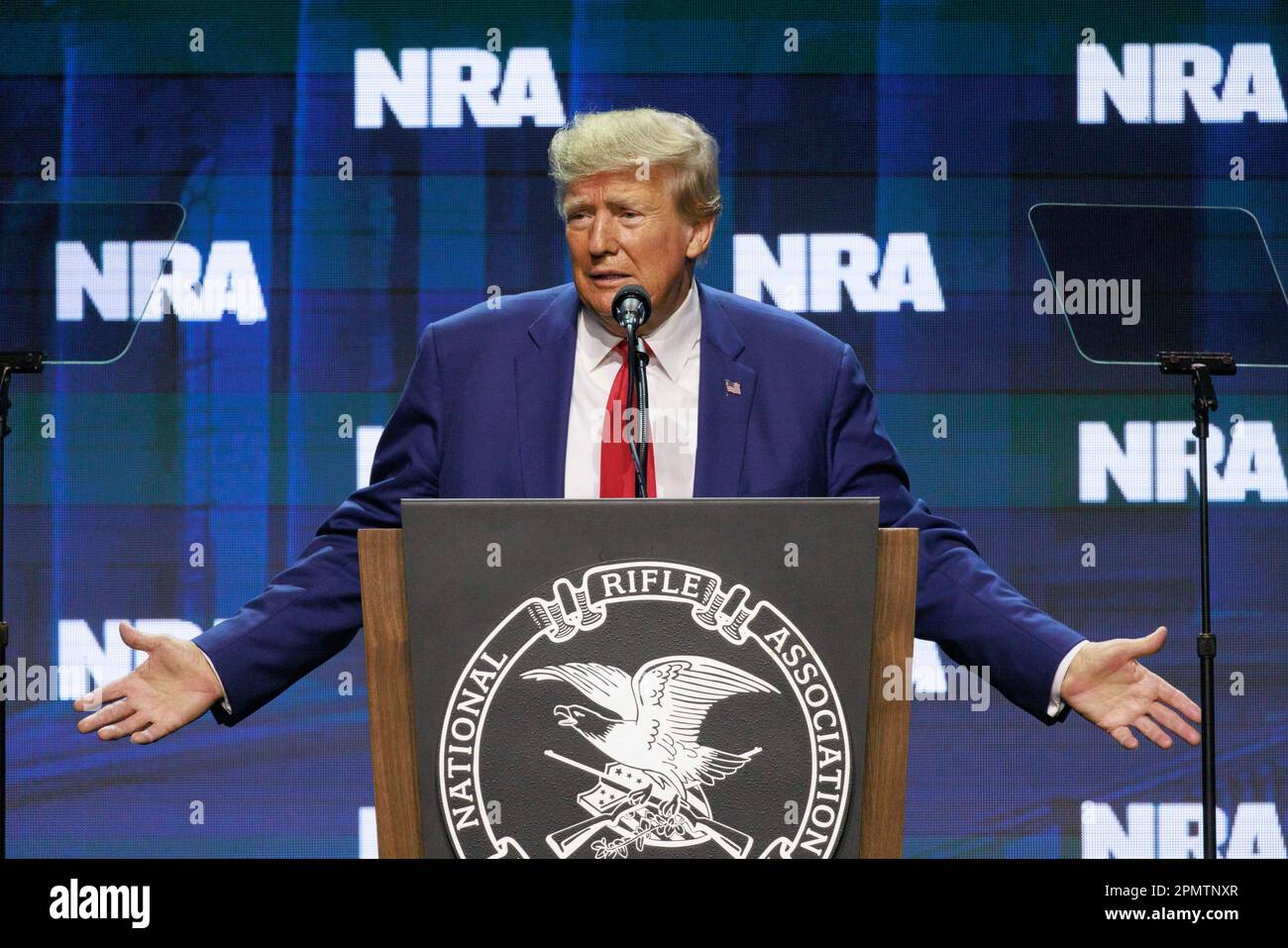 INDIANAPOLIS, INDIANA – APRIL 14: Der ehemalige US-Präsident Donald J. Trump spricht am 14. April 2023 auf dem NRA-ILA Leadership Forum 2023 in Indianapolis, Indiana. Das Forum ist Teil der jährlichen Tagungen und Ausstellungen der National Rifle Association, die heute beginnen und bis Sonntag dauern. (Foto: Jeremy Hogan/The Bloomingtonian) Stockfoto