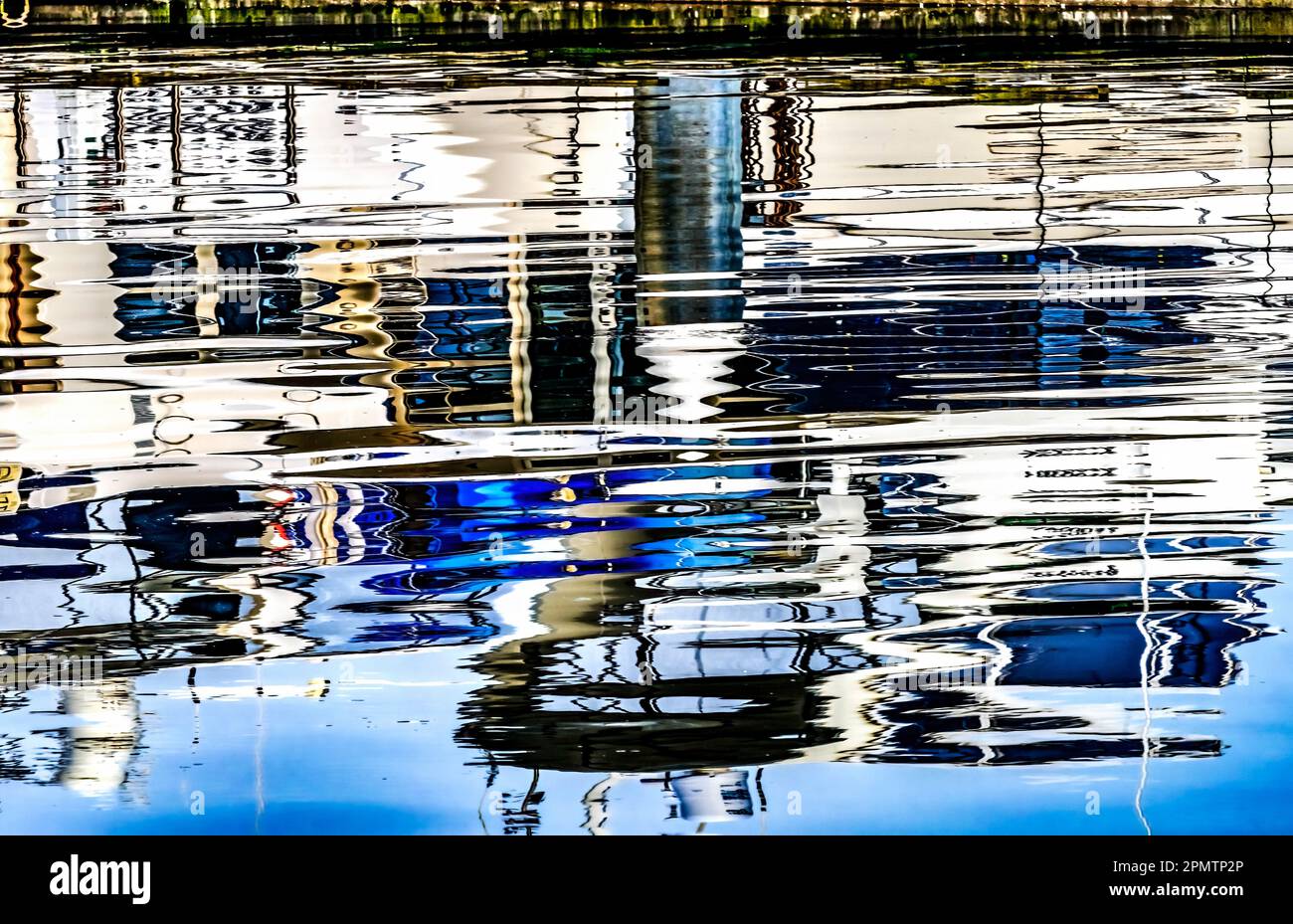 Blaues Weißes Wasser Reflektiert Abstract Gig Harbor Pierce County Washington State Pacific Nordwest Stockfoto