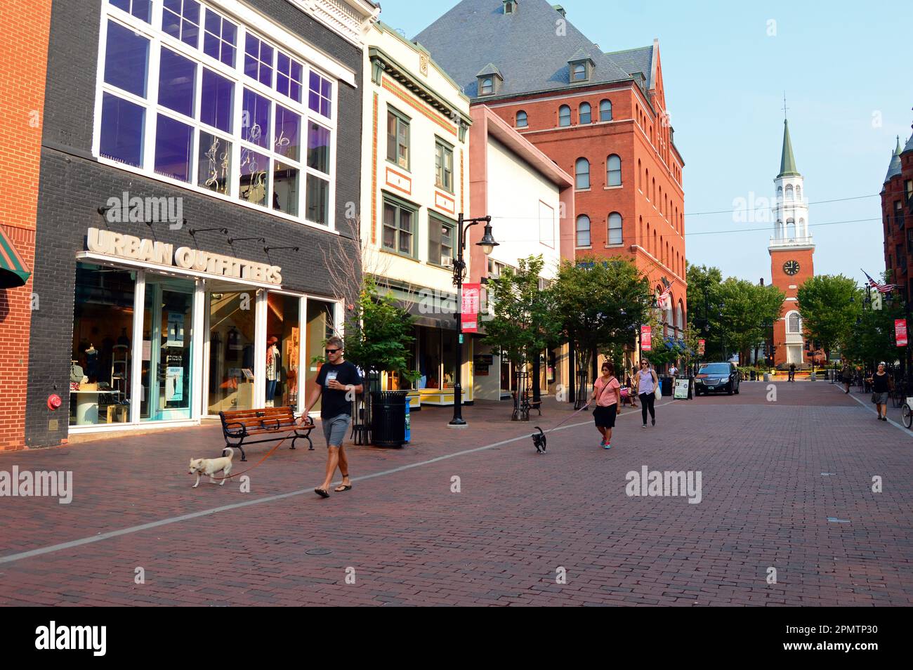 Die Besucher genießen einen beliebten Church Street Market in Burlington, Vermont, und gehen mit ihren Hunden spazieren, bevor die Geschäfte in der pädagogischen Einkaufspassage öffnen Stockfoto