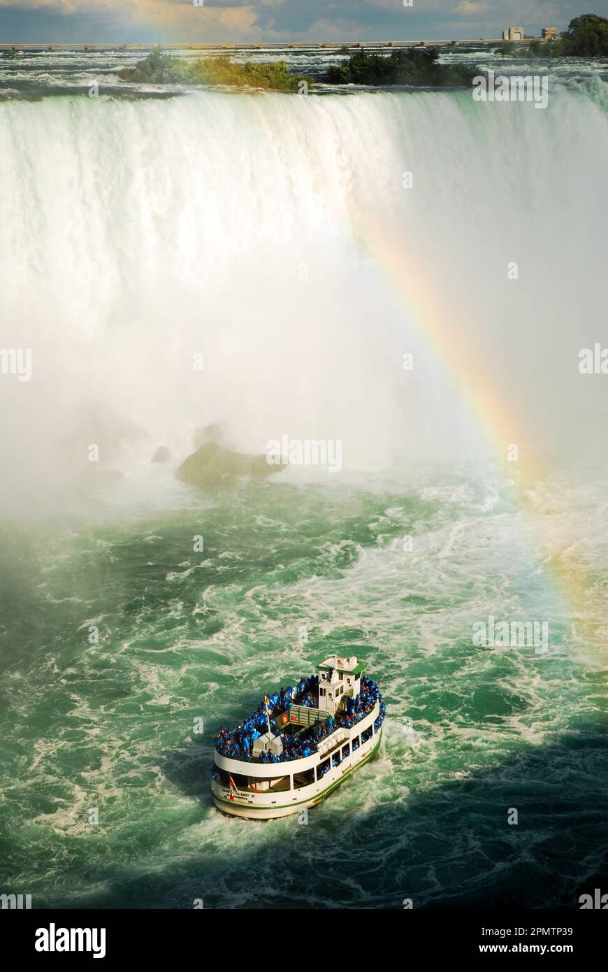 Das Tourboot „Maid of the Mist“ bringt Reisende und Touristen von der Anlegestelle in Niagara Falls, Ontario, Kanada Stockfoto