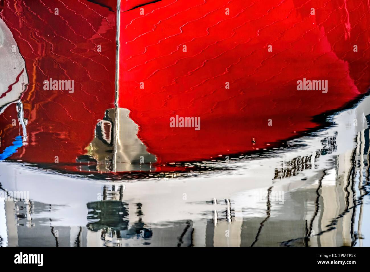 Red White Sailboat Reflection Abstract Gig Harbor Pierce County Washington State Pacific Nordwest Stockfoto