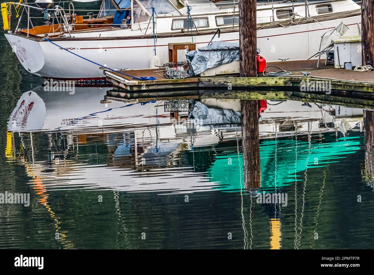 Weißes Segelboot Reflection Gig Harbor Pierce County Washington State Pacific Nordwest Stockfoto