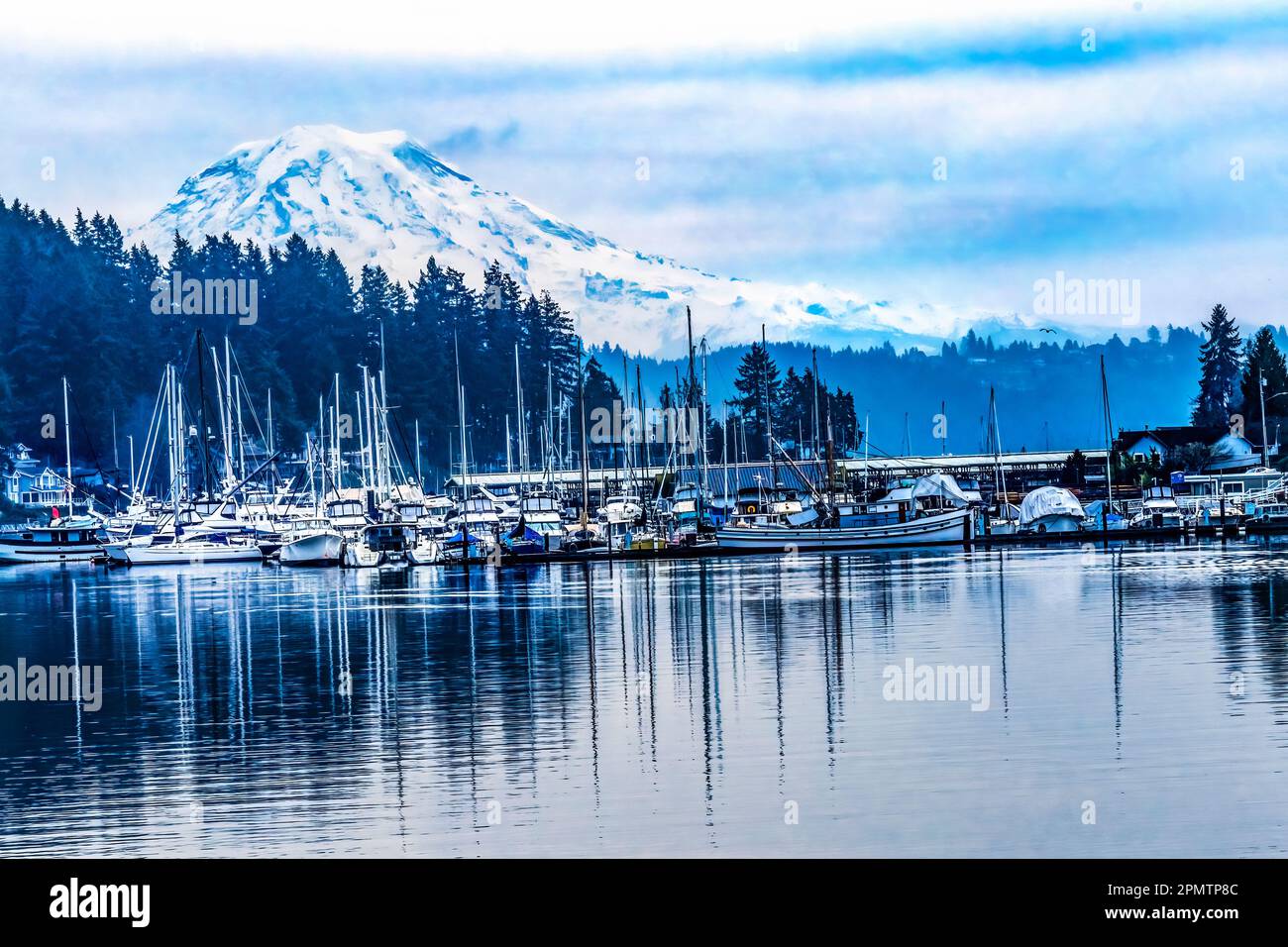 Segelboote Auf Dem Schneebedeckten Mount Rainier Spiegeln Gig Harbor Pierce County Washington State Pacific Northwest Wider Stockfoto