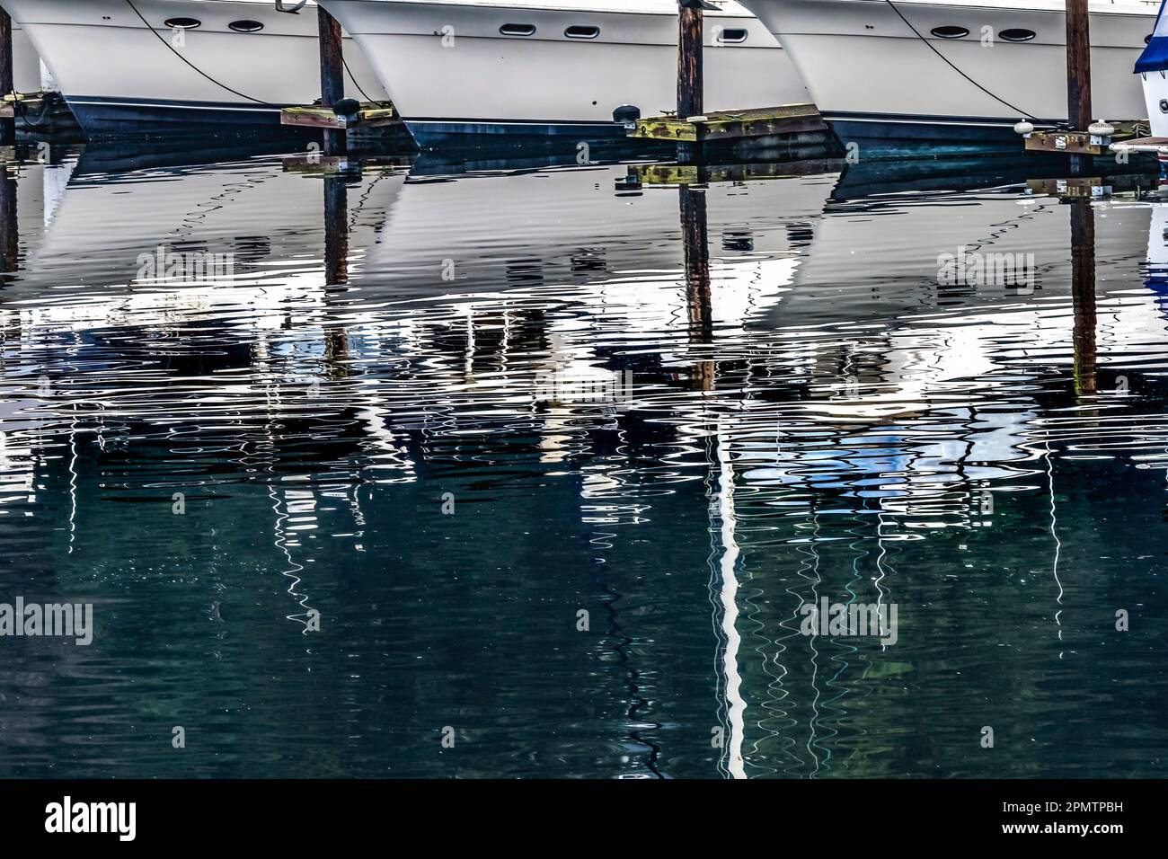 Weiße Segelboote Reflektieren Gig Harbor Pierce County Washington State Pacific Northwest Stockfoto