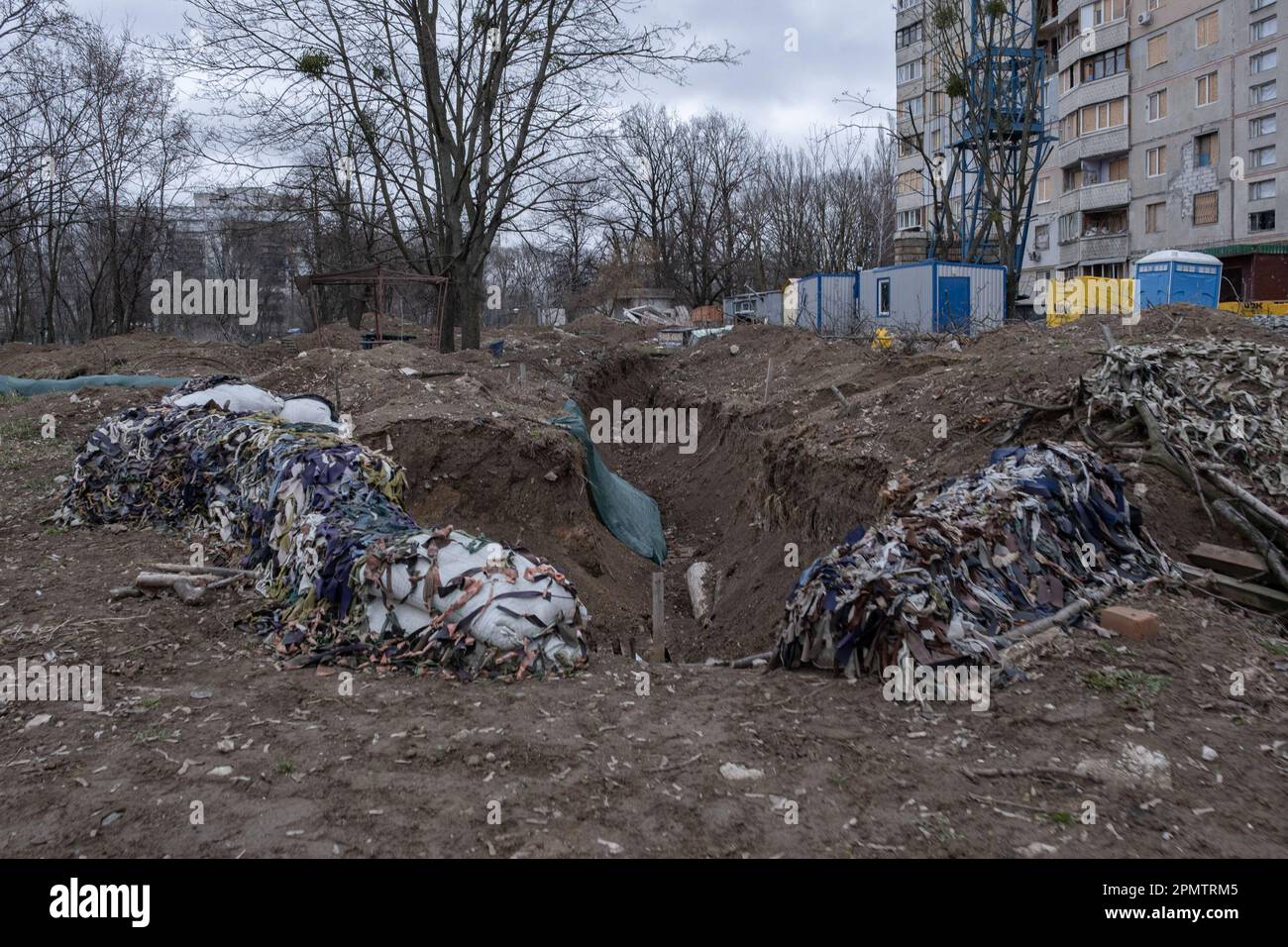 Charkiv, Ukraine. 1. April 2023. Schützengräben zwischen Wohngebäuden von Saltivka, dem nördlichen Bezirk Charkiv. Charkiv und die umliegenden Gebiete nahmen aufgrund seiner Nähe zu Russland ab dem Tag der russischen Invasion - dem 24. Februar 2022 - aktiv an den Kämpfen Teil. Russische Truppen besetzten die umliegenden Dörfer und versuchten, den nördlichen Teil der Stadt zu besetzen. (Kreditbild: © Amadeusz Swierk/SOPA Images via ZUMA Press Wire) NUR REDAKTIONELLE VERWENDUNG! Nicht für den kommerziellen GEBRAUCH! Stockfoto