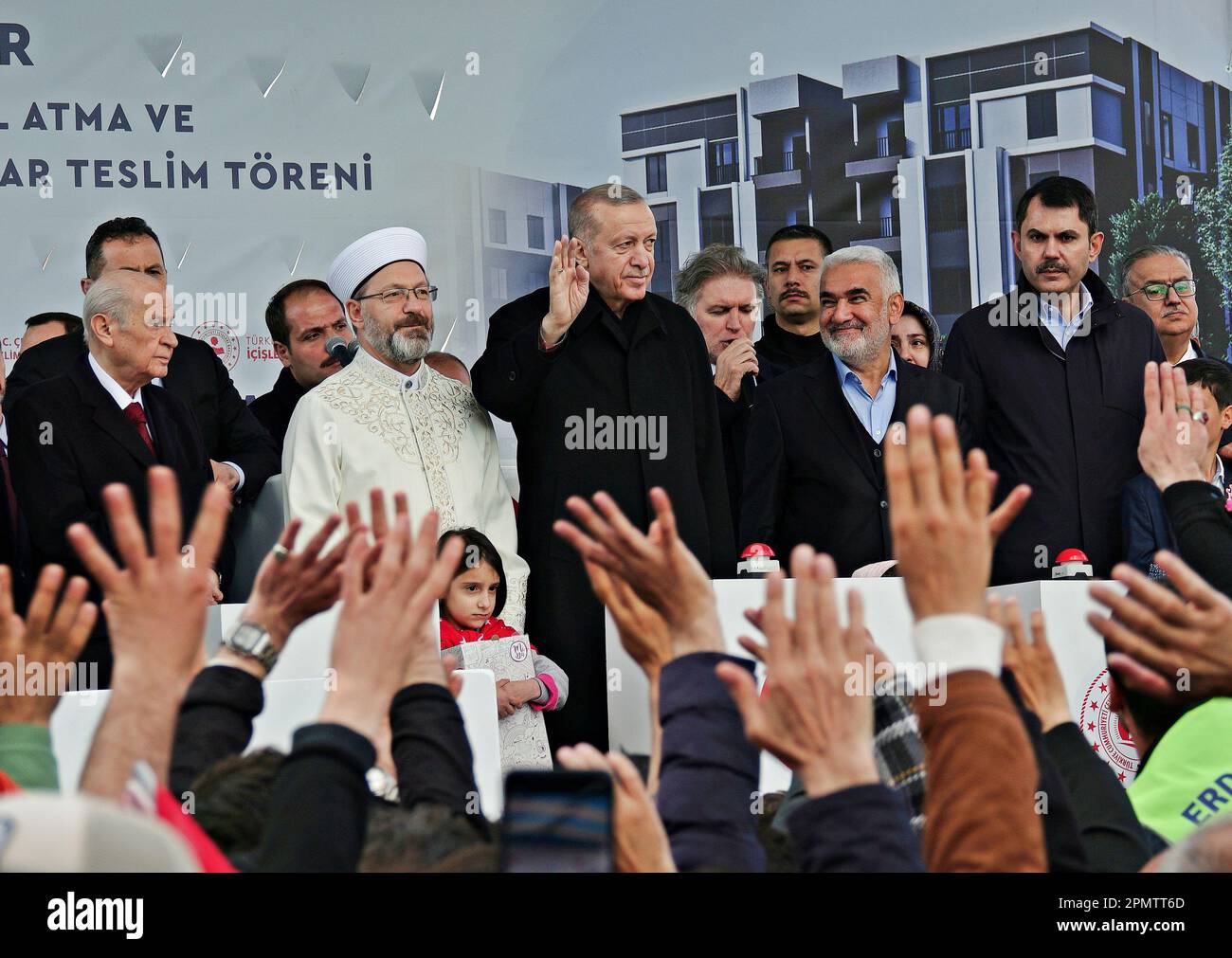 Diyarbakir, Türkei. 14. April 2023. (Von links nach rechts) Führer der Nationalistischen Bewegungspartei (MHP) Devlet Bahceli, Leiter der religiösen Angelegenheiten Ali Erbas, türkischer Präsident Recep Tayyip Erdogan, Leiter der Partei für freie Sache (HUDA-PAR) Zekeriya Yapicioglu, Minister für Umwelt, Urbanisierung und Klimawandel Murat Kurum begrüßten das Volk bei der bahnbrechenden Zeremonie in Diyarbakir. Der türkische Präsident Recep Tayyip Erdogan legte den Grundstein für die Häuser, die für Erdbebenopfer in Diyarbakir gebaut werden sollen, und übergab den Eigentümern die Schlüssel von 1432 Häusern und 17 Geschäften mit einer Zeremonie. Präsident E. Stockfoto