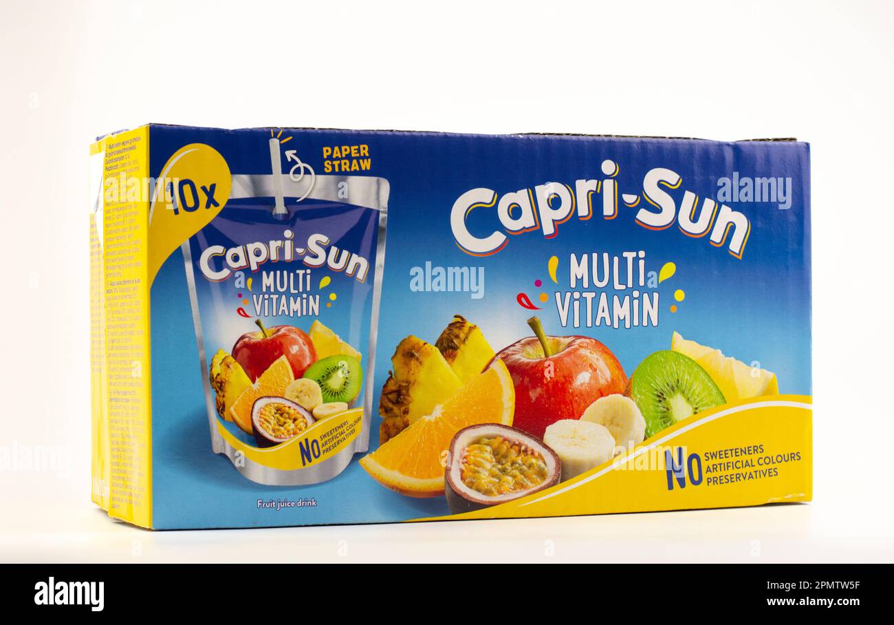 Nova Bana, Slowakei - 14. April 2023 : Capri-Sun-Saft-Konzentrat, isoliert auf weiß. Capri Sun Multi-Vitamin. Stockfoto