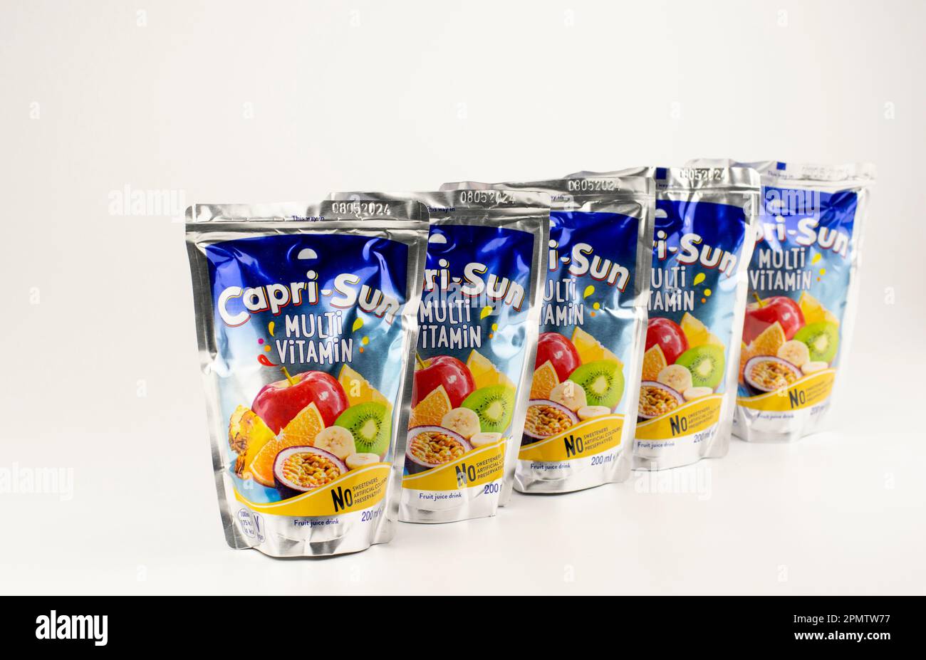 Nova Bana, Slowakei - 14. April 2023 : Capri-Sun-Saft-Konzentrat, isoliert auf weiß. Capri Sun Multi-Vitamin. Stockfoto