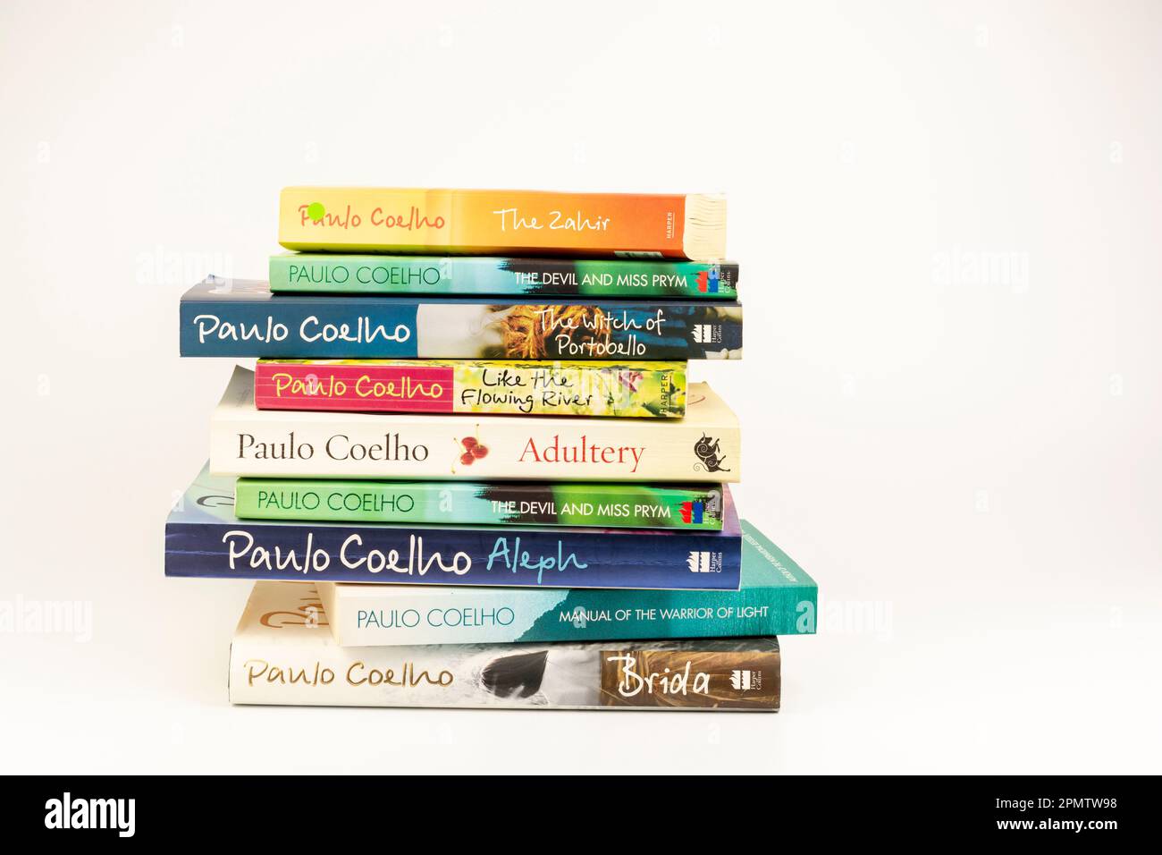 Nova Bana, Slowakei - 14. April 2023 : Ein Stapel Bücher des brasilianischen Autors Paulo Coelho. Stockfoto